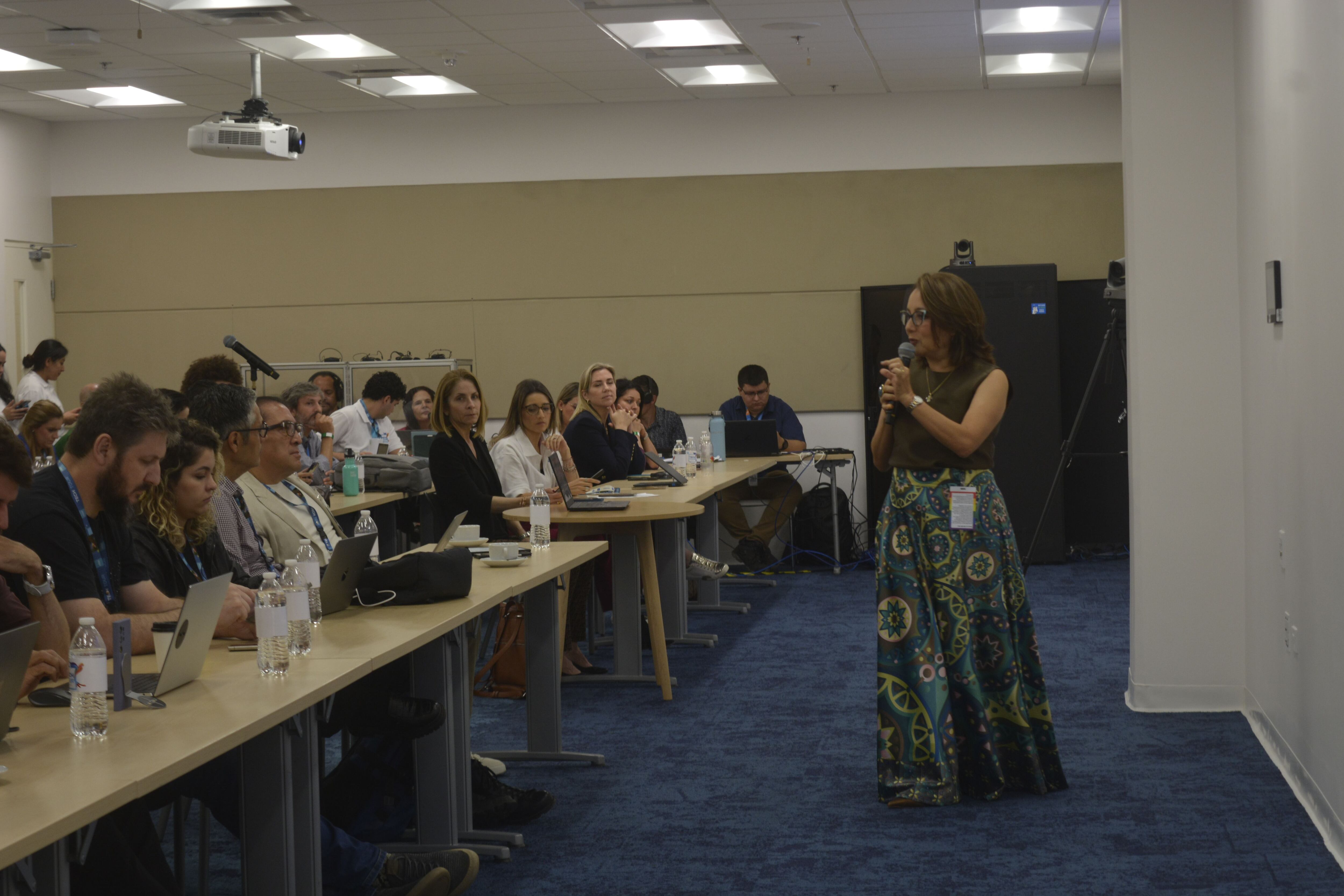 Ileana Rojas, vicepresidenta de Ingeniería de Diseño de Intel y gerente de Intel Costa Rica, expuso sobre el papel que juega la operación local de la firma, en el marco del Intel Tech Tour. Fotografía: