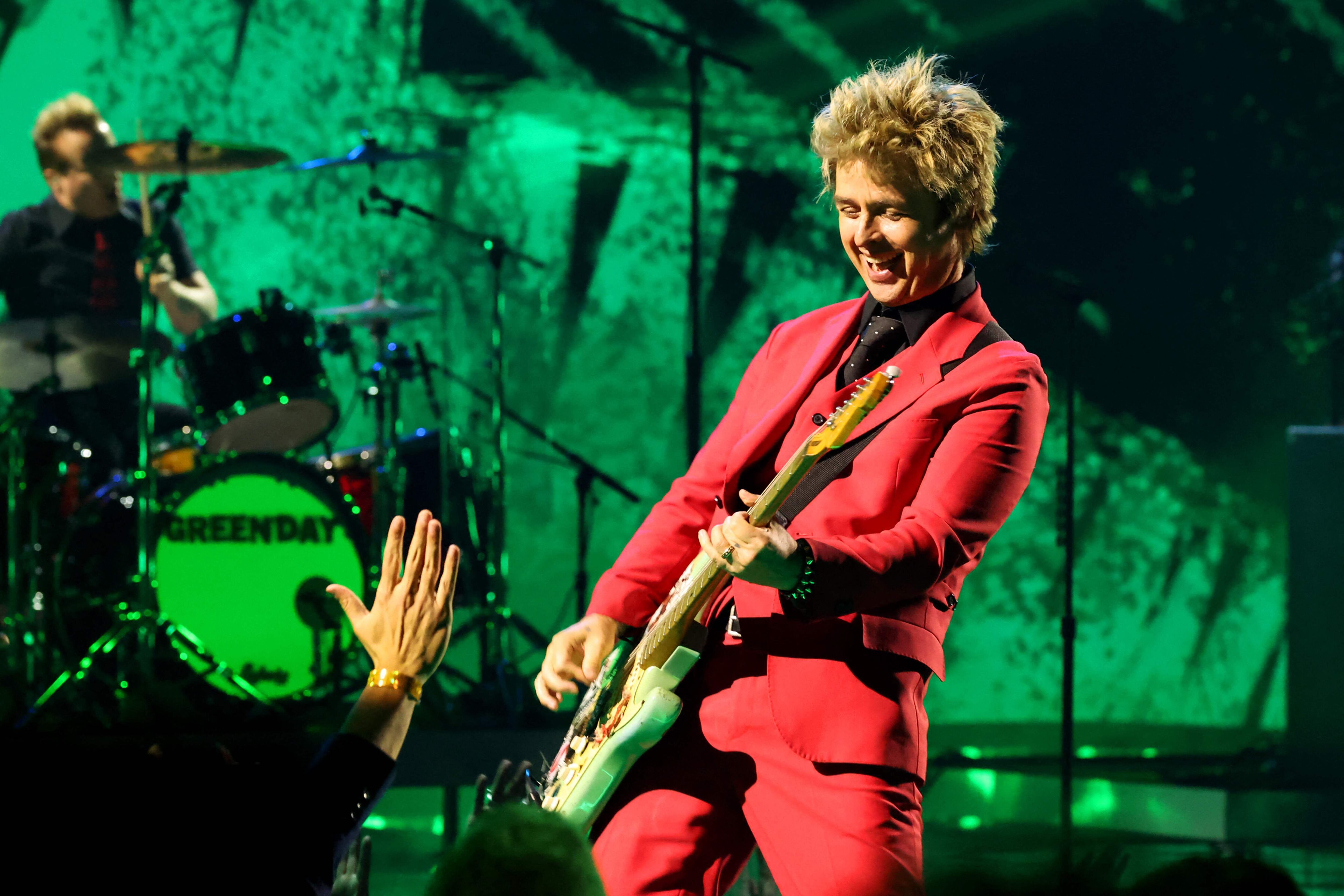 Billie Joe Armstrong, de Green Day, fue uno de los invitados de los premios iHeartRadio.  El artista subió al escenario para dar un enérgico show.

