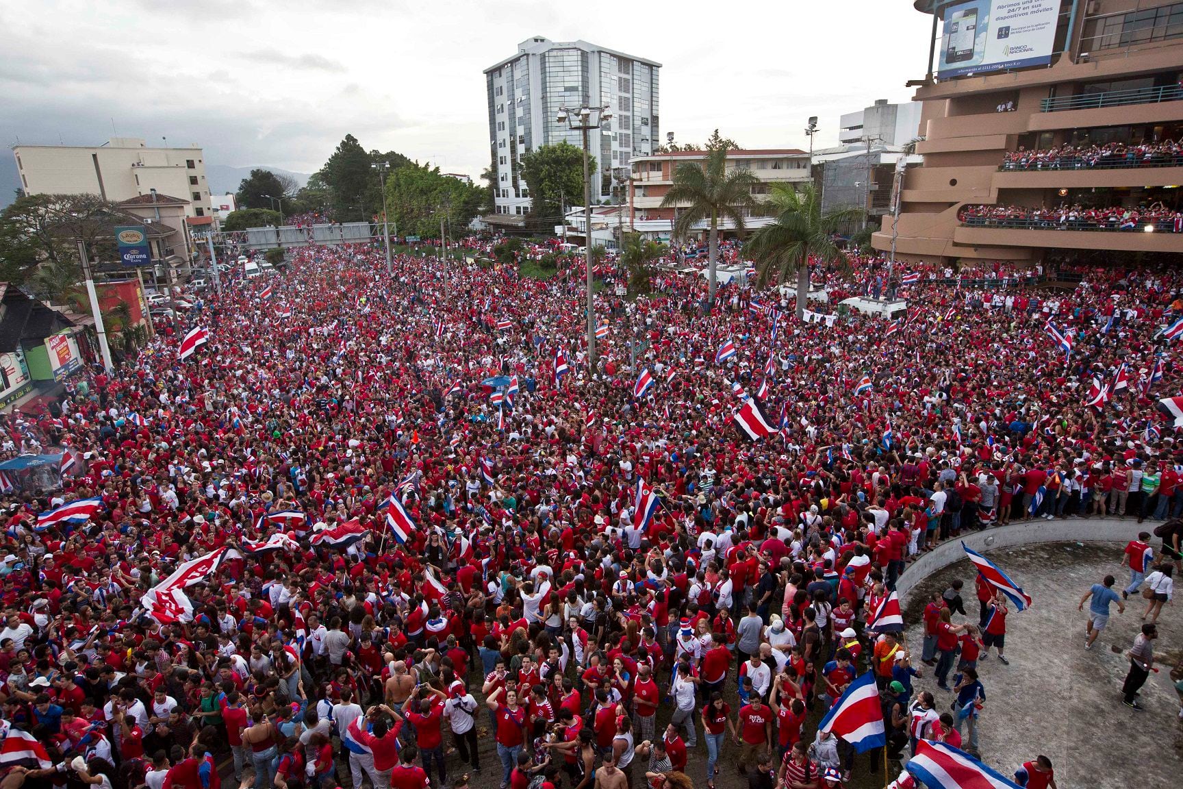 En Costa Rica, la celebración de los ticos por el gane en penales ante Grecia en el Mundial 2014 llenó con una multitud la fuente de la Hispanidad, en San Pedro.