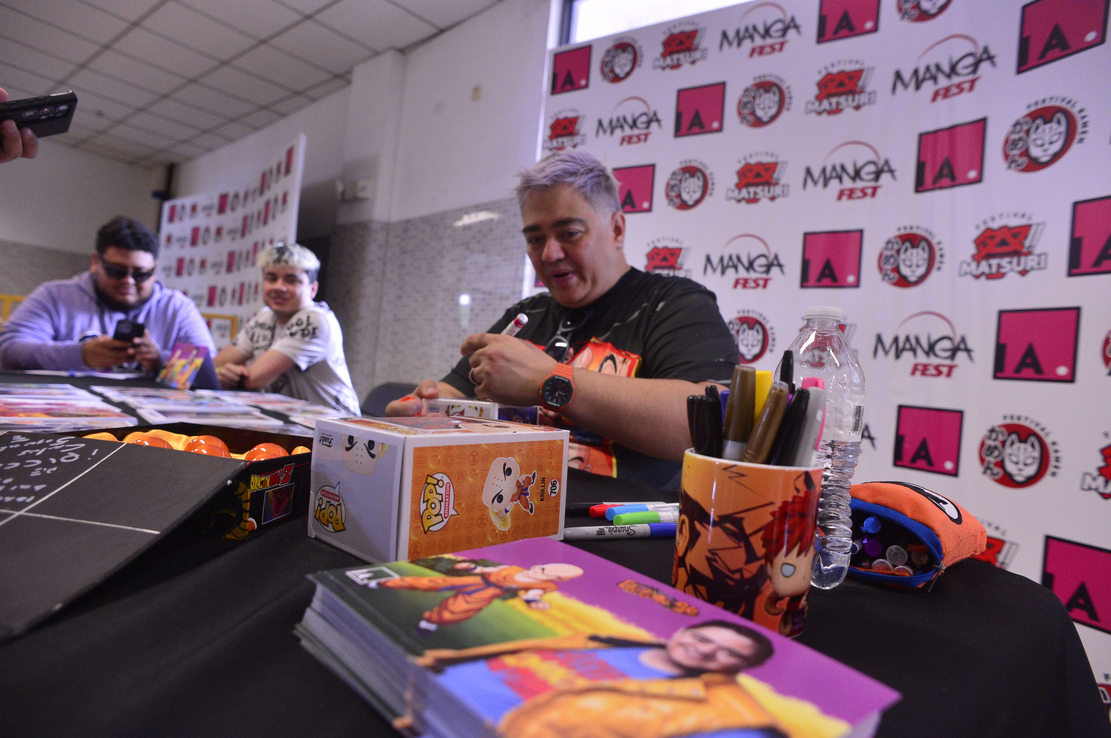 El actor y director de doblaje mexicano Lalo Garza, conocido por interpretar a Krilin en 'Dragon Ball', firmó autografos de los fans que se hicieron presentes en el Festival Kamen 2024. 