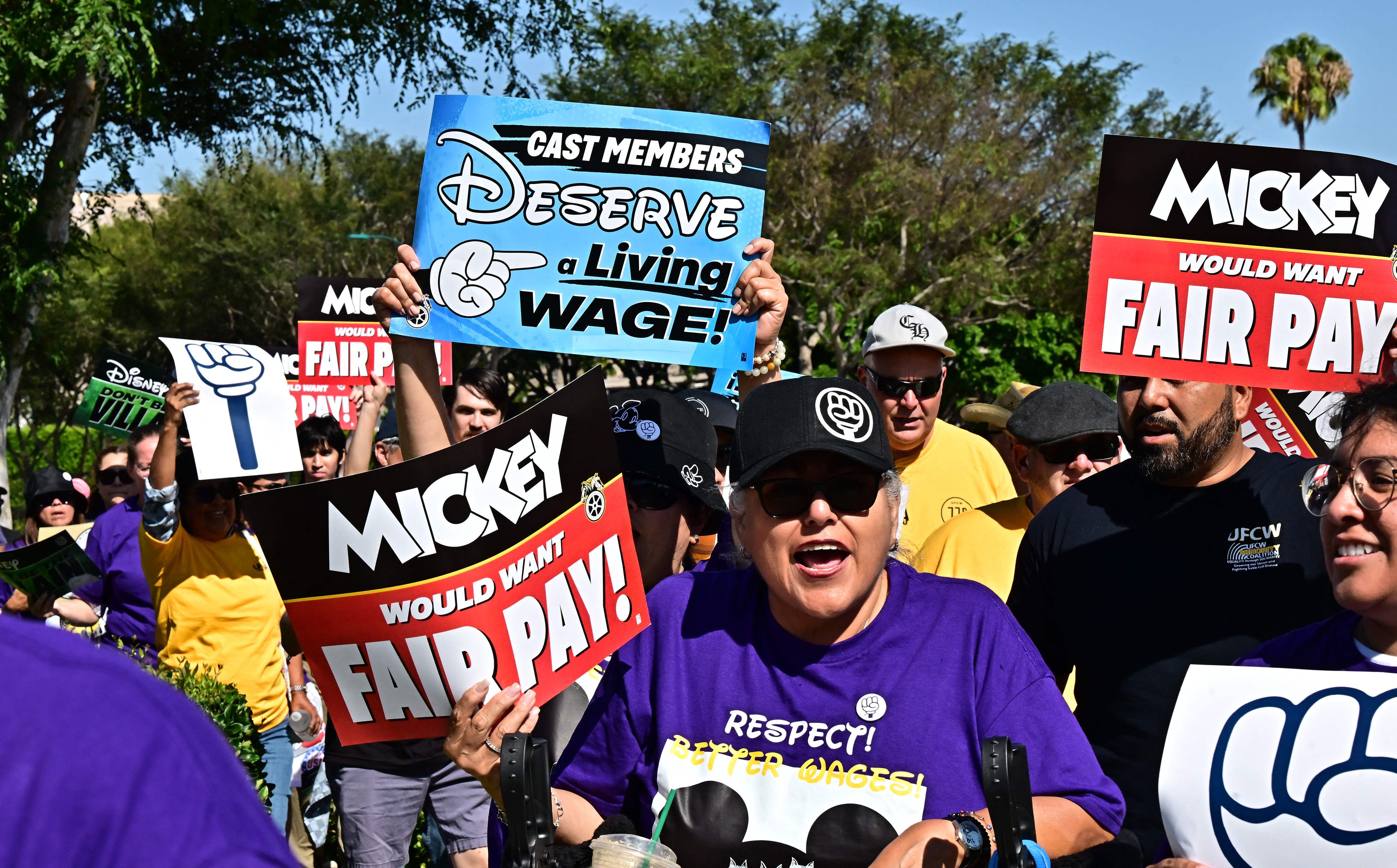 Más de 200 empleados de Disneyland Resort protestaron frente a los famosos parques temáticos de California el 17 de julio, pidiendo mejores salarios y denunciando supuestas prácticas antisindicales.