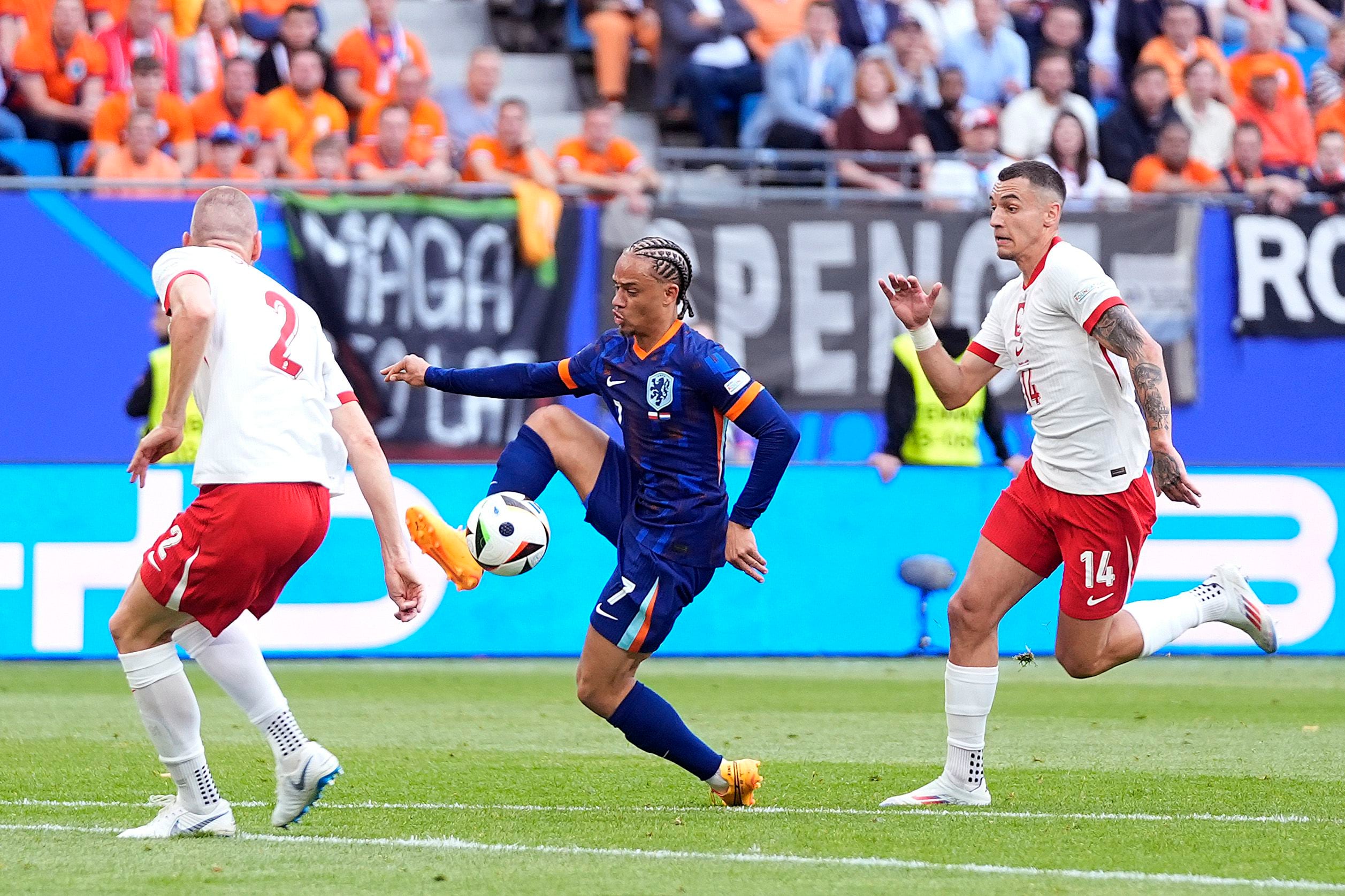 Países Bajos, que vistió de azul ante Polonia, arrancó con victoria 2-1 la Eurocopa. Xavi Simons intentó controlar la pelota ante la marca de los polacos. (X de Uefa.com en español).