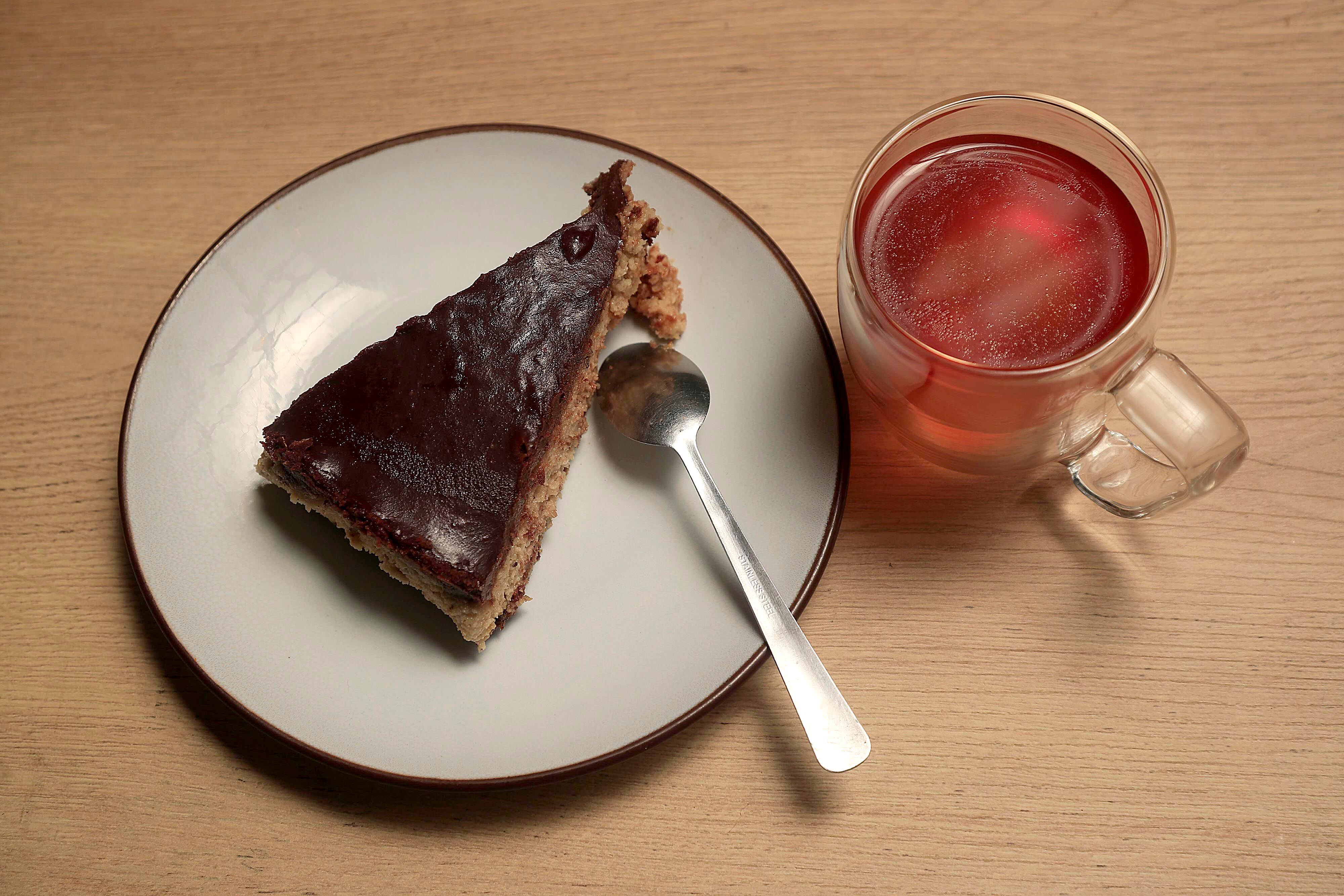 El té de flores y cáscara de cacao es parte de las bebidas del restaurante Árbol de Seda. 