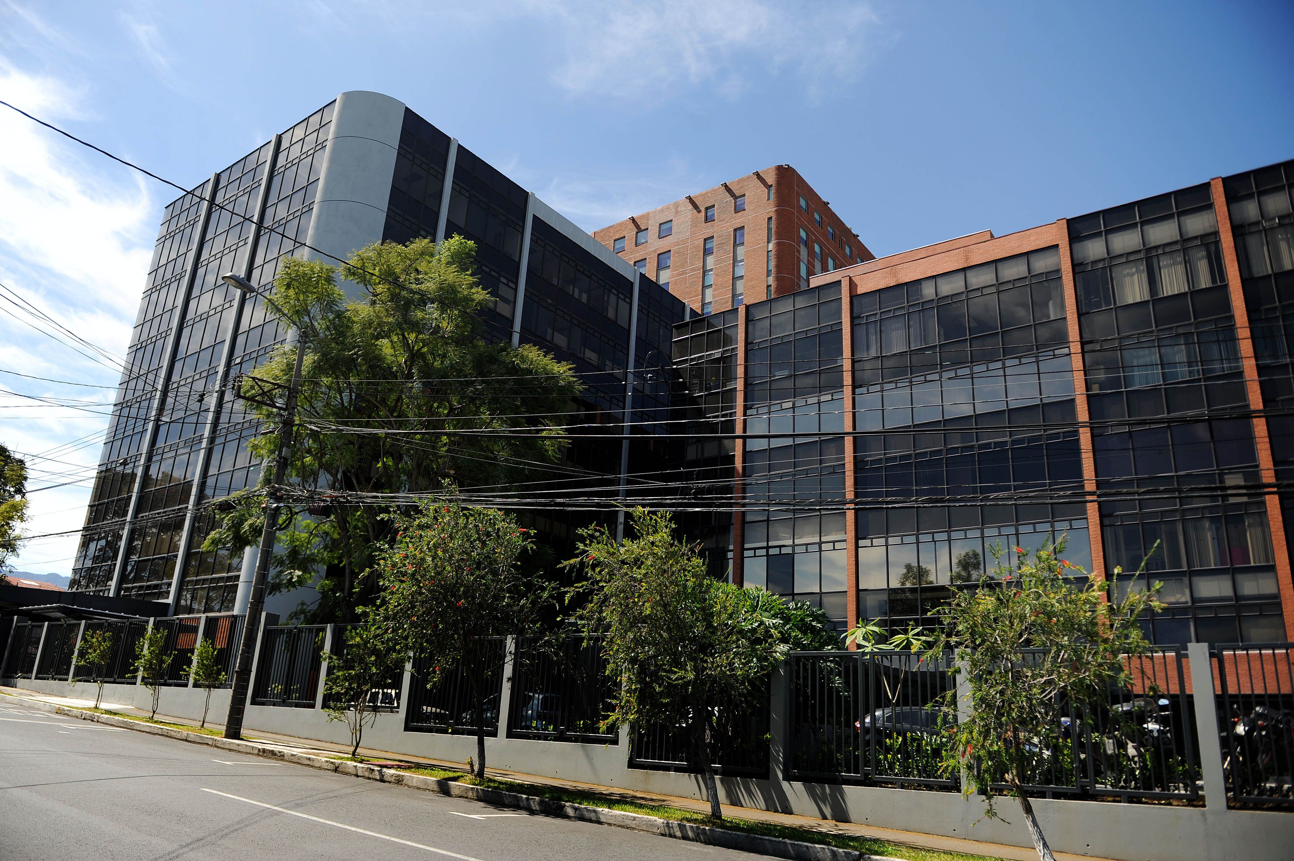 El posible brote de hepatitis A afecta a funcionarios administrativos de la CCSS que laboran en las oficinas ubicadas en el Centro Corporativo Internacional, en barrio Don Bosco. 
