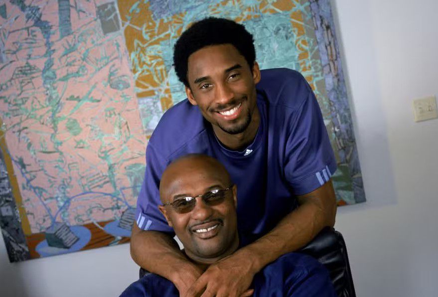 Joe Bryant, padre de Kobe Bryant y exjugador de la NBA, falleció a los 69 años por problemas de salud derivados de un derrame.