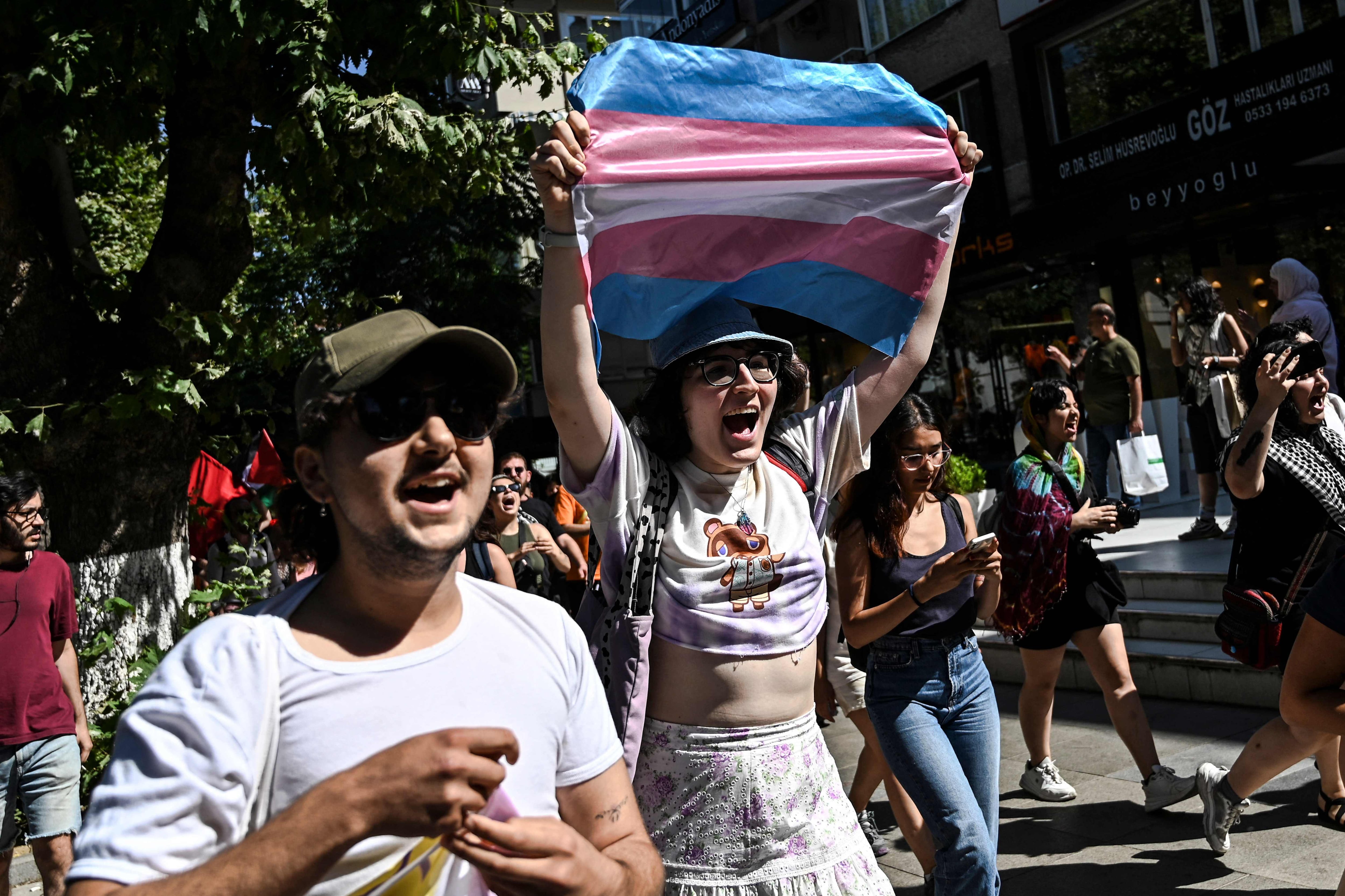 Una persona sostiene en sus manos la bandera que representa a las personas transgéneros durante la marcha que se realizó en Estambul. En el evento hubo varios arrestos.
