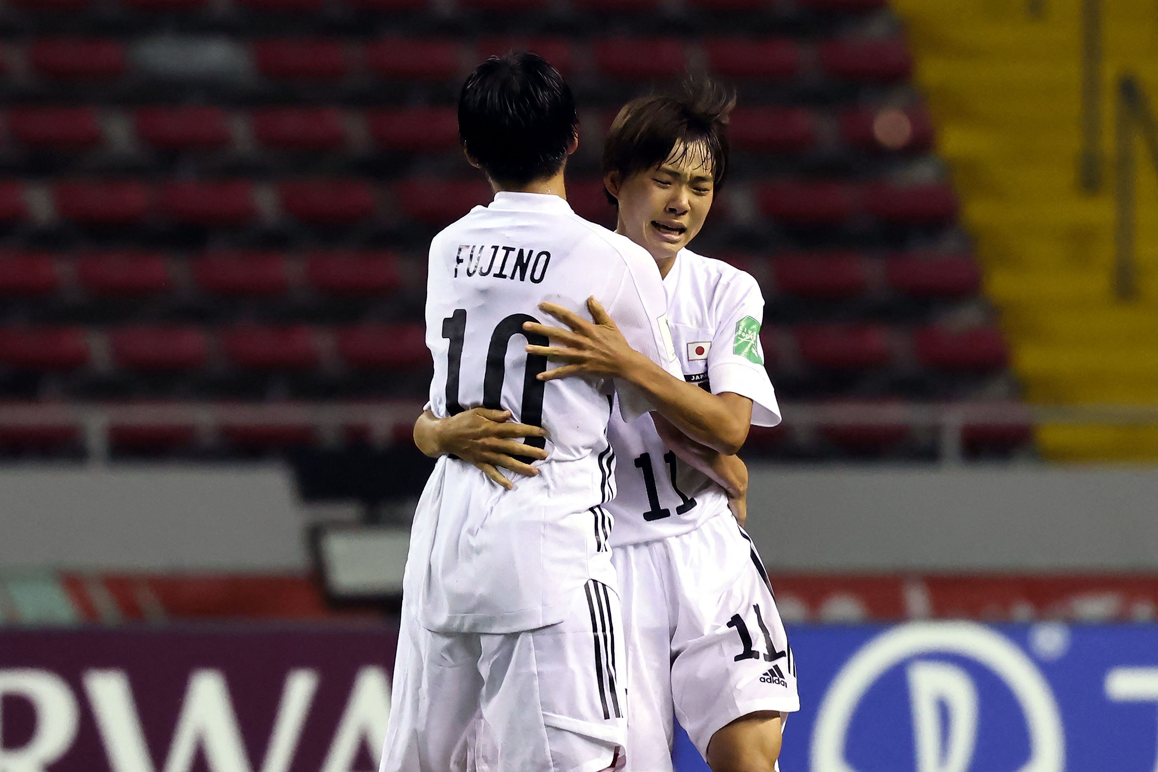 Aoba Fujino (10) celebra junto a Maika Hamano, autora del segundo gol, el pase a la final. Japón derrotó 2-1 a Brasil. (RANDALL CAMPOS/AFP)