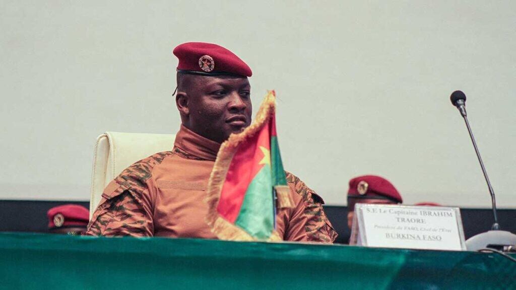 Militares en Burkina Faso adoptan un proyecto de ley que prohíbe la homosexualidad, liderados por el capitán Ibrahim Traoré, luego del golpe de Estado de setiembre del 2022. Foto: 'Reuters'.