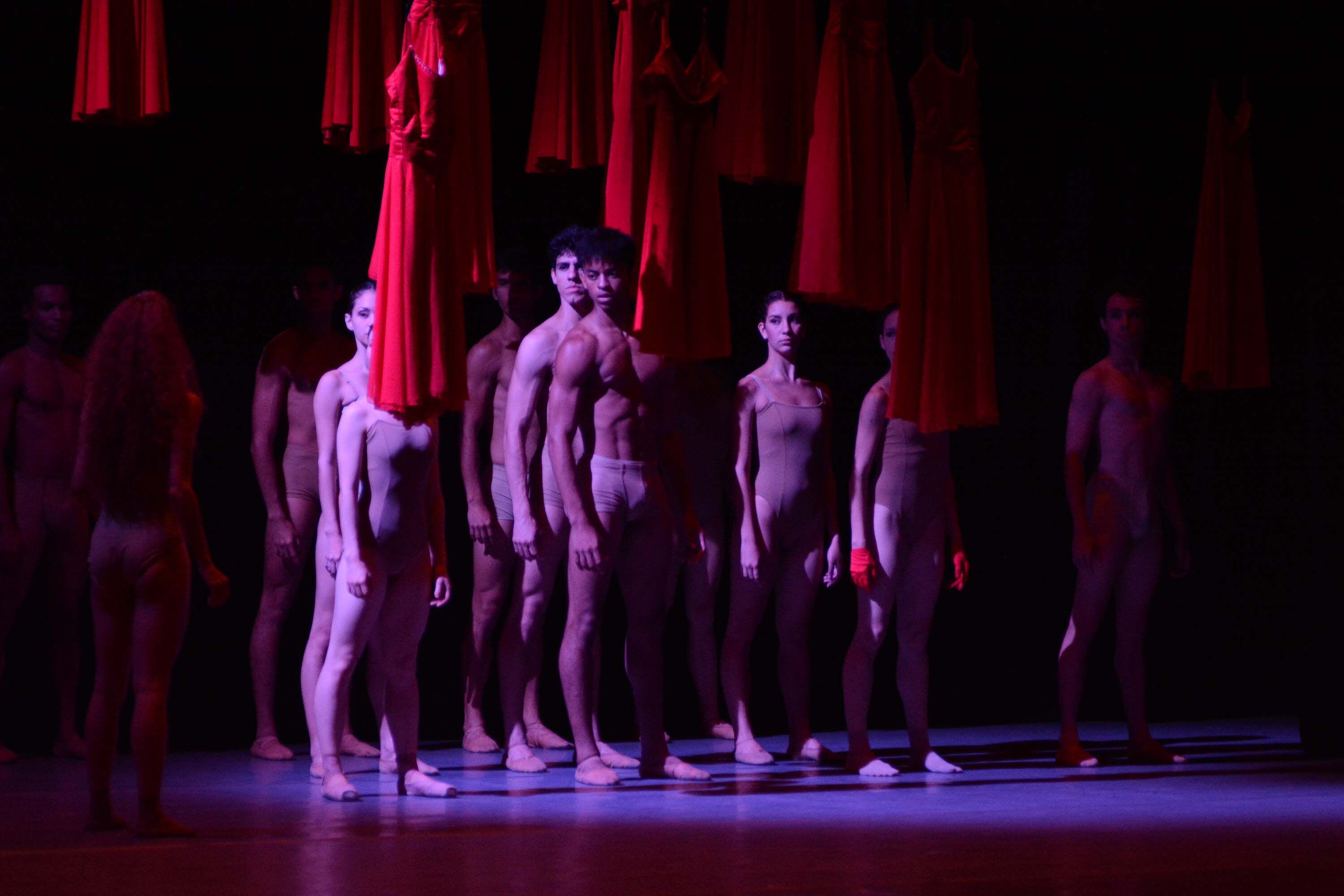 Unos atuendos rojos desde lo alto dieron la bienvenida a los espectadores del ballet cubano.