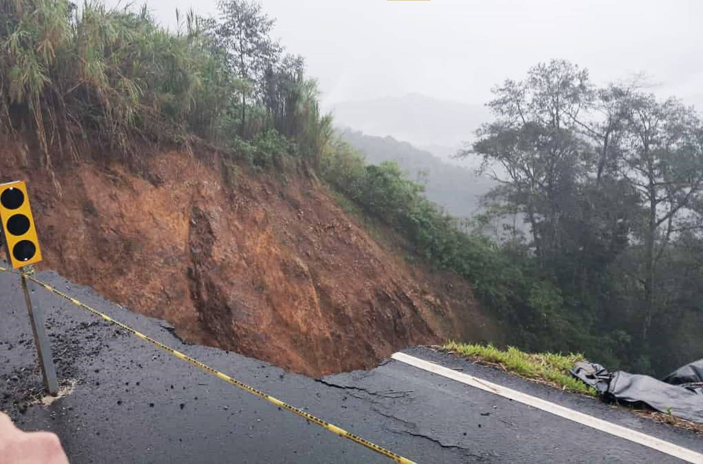 Rutas nacionales se han visto afectadas por las lluvias.  La Interamericana Sur se encuentra así en el kilómetro 112, es decir  24 km antes de llegar a San Isidro de El General. Foto: MOPT.