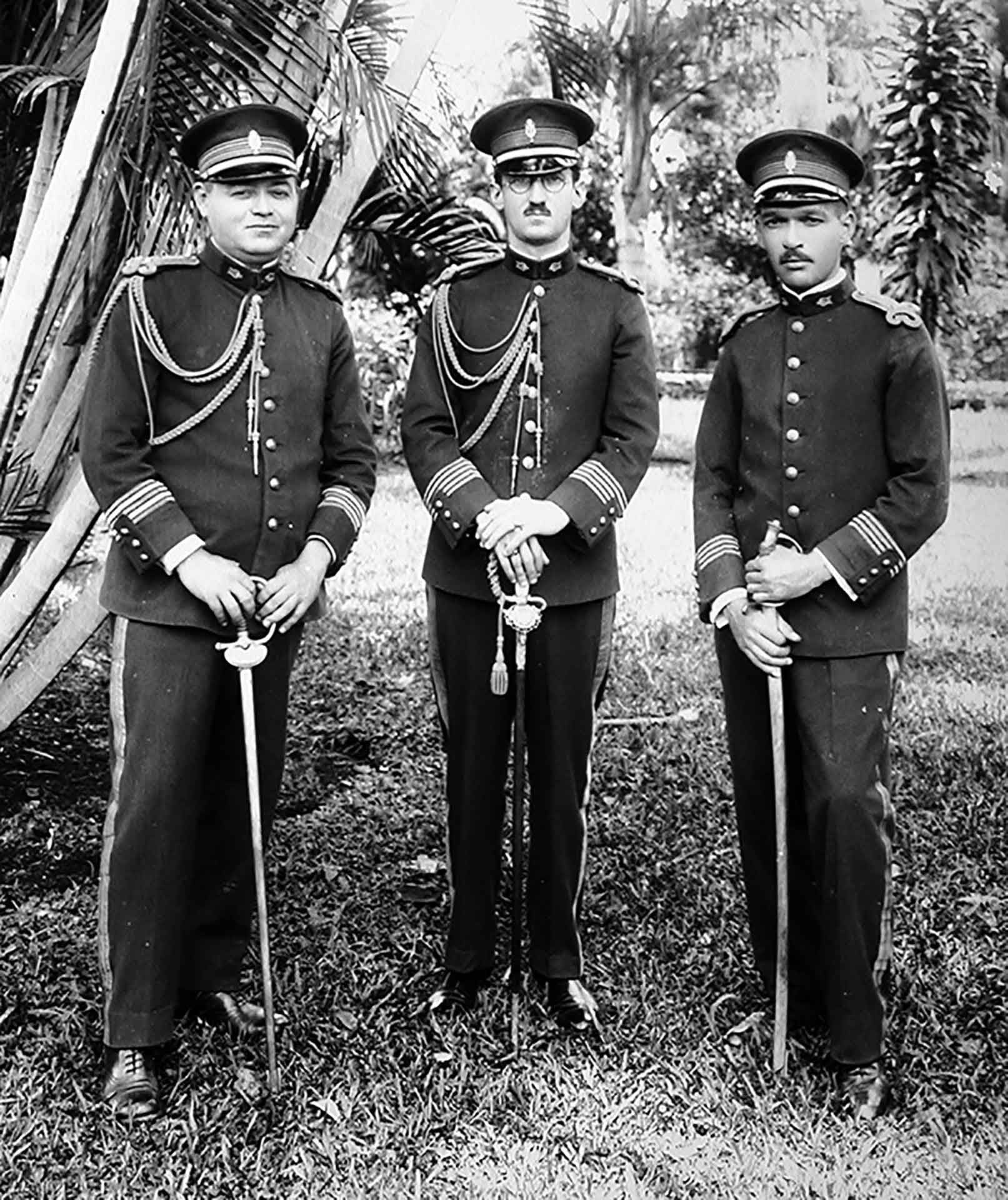 Oficiales del ejército costarricense con traje de gala y luciendo su espada, la cual era un símbolo de su rango. 