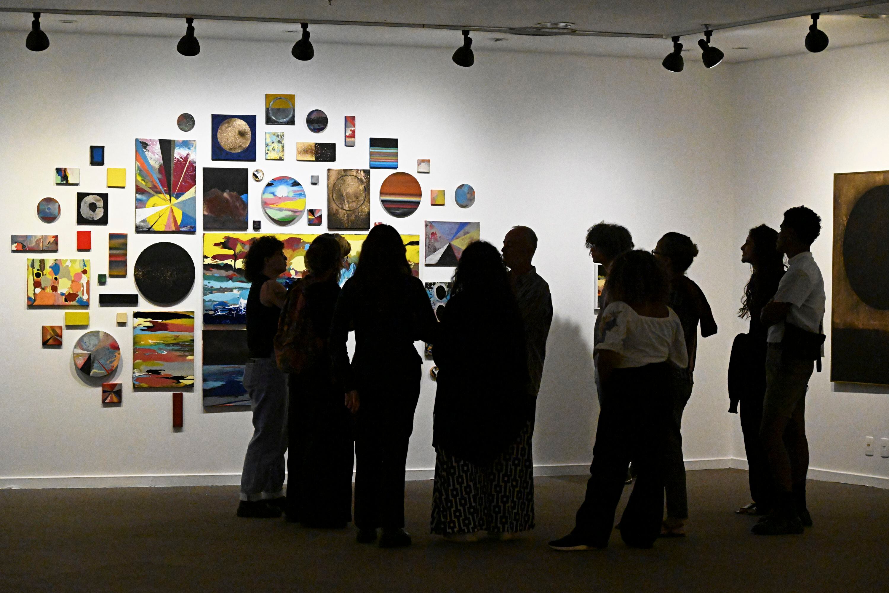 Visitantes a la muestra disfrutan y comentan la obra 'Pan Óptico'. Foto: Cortesía del artista.