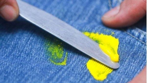 Tome en cuenta los consejos proporcionados en esta nota para eliminar las manchas de pintura de la ropa.