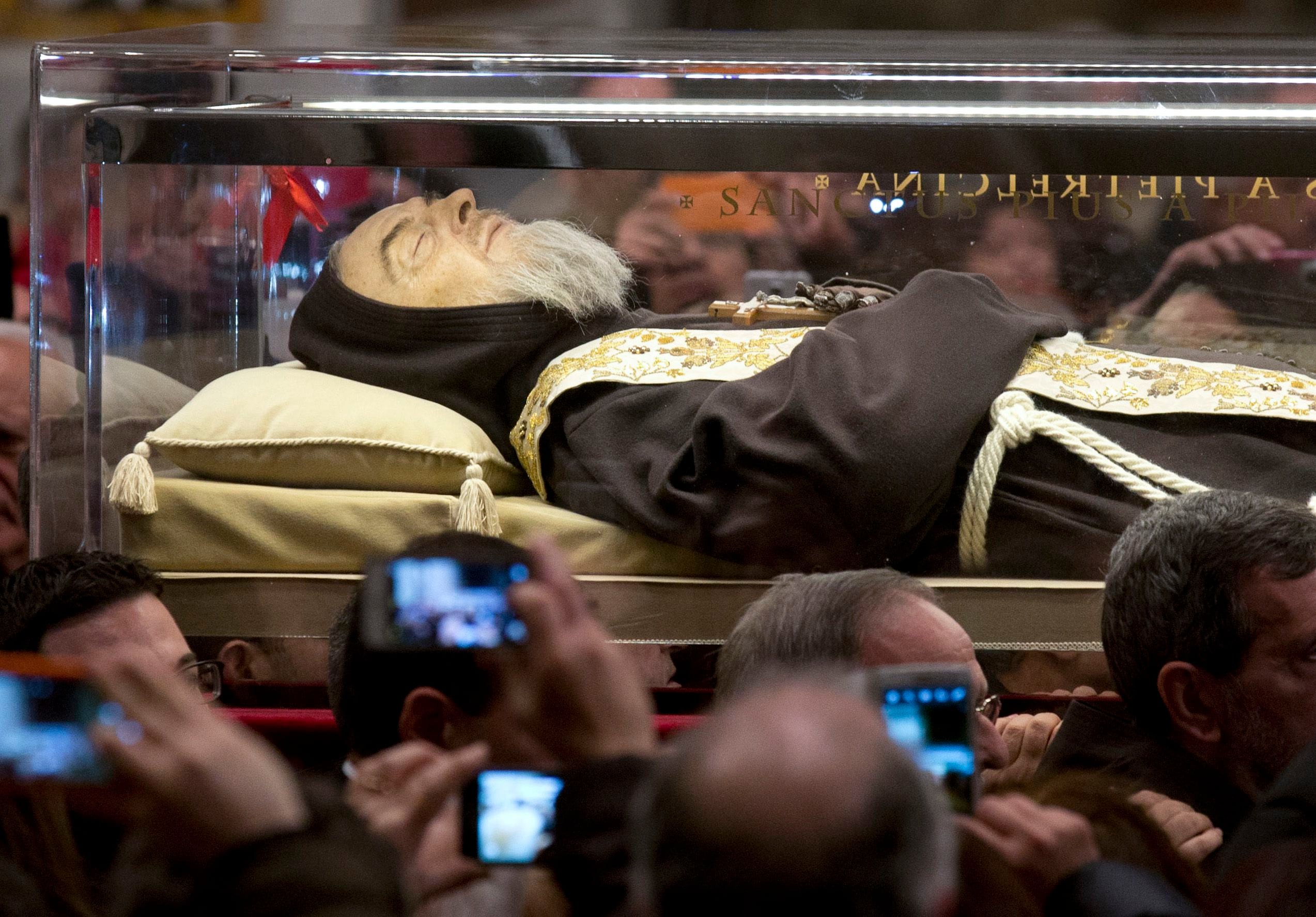 Cuerpo del Padre Pío llegó al Vaticano | La Nación