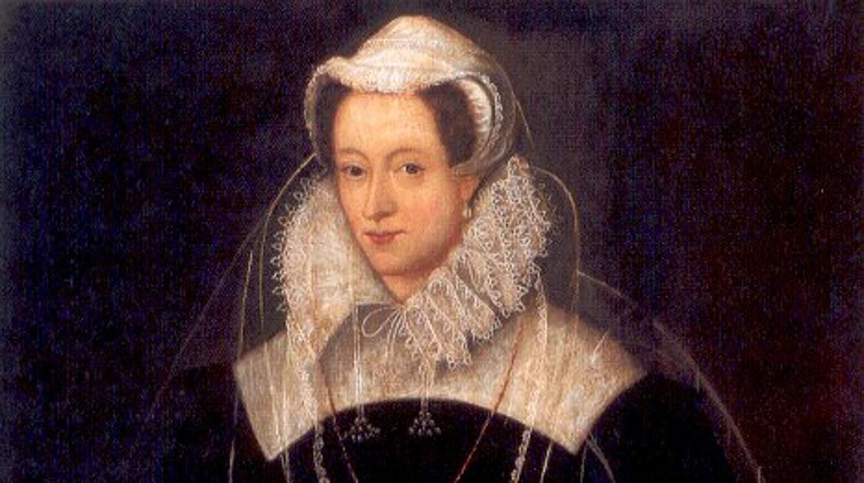 María Estuardo murió decapitada el 8 de febrero de 1587, acusada de planear un complot contra su prima, la reina Isabel I. 