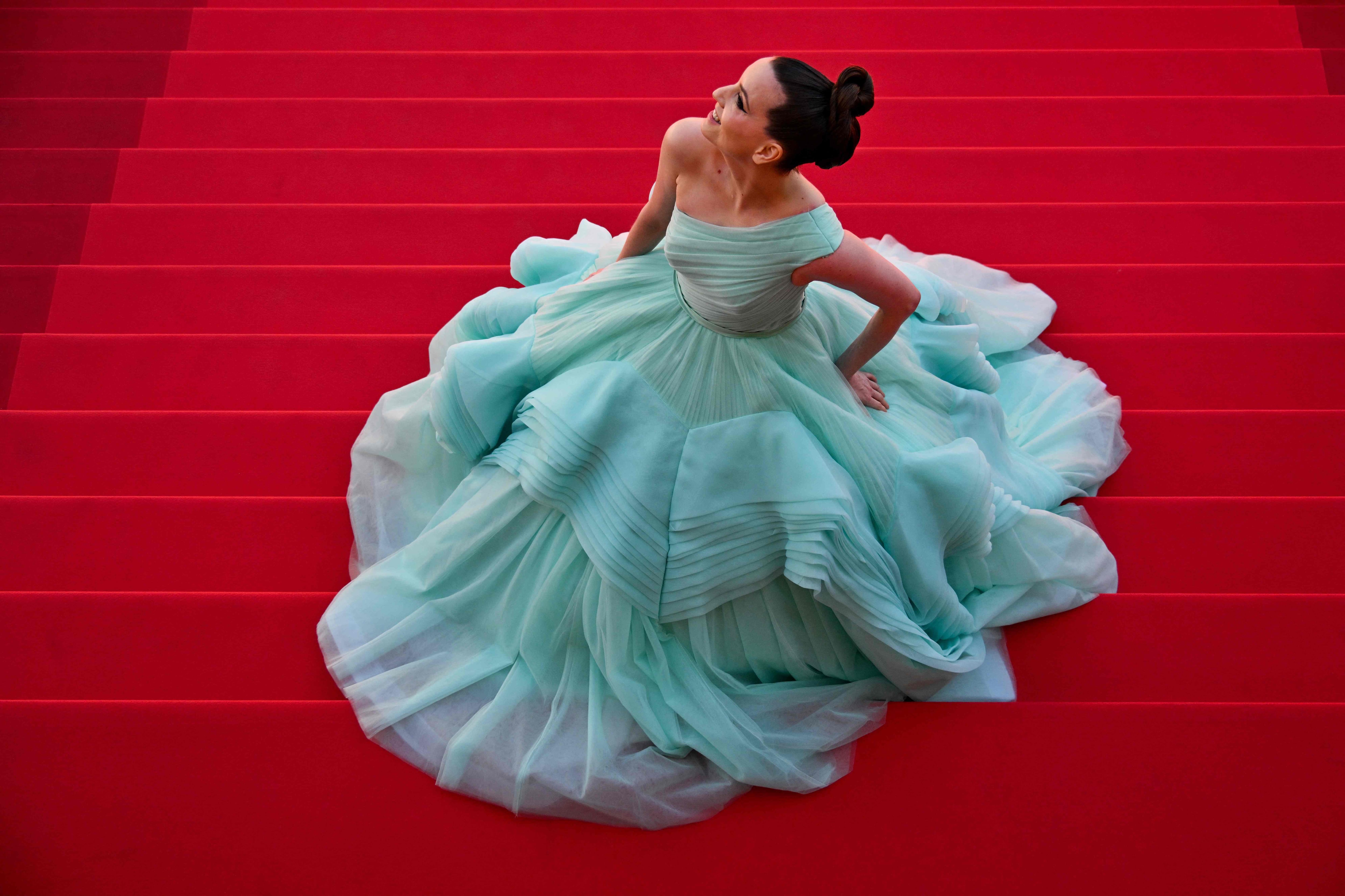 Los desfiles por las alfombras rojas del Festival de Cine de Cannes siempre dejan imágenes especiales de moda.  La influencer británica Kelly Prehn lució este extraordinario diseño para ver la película 'Caught By the Tides'.