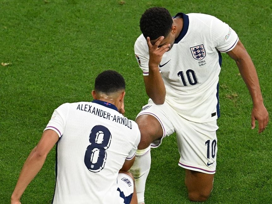 Arnold celebró con Jude Bellingham el primer gol de Inglaterra en la Eurocopa 2024. Fotografía: Uefa.com