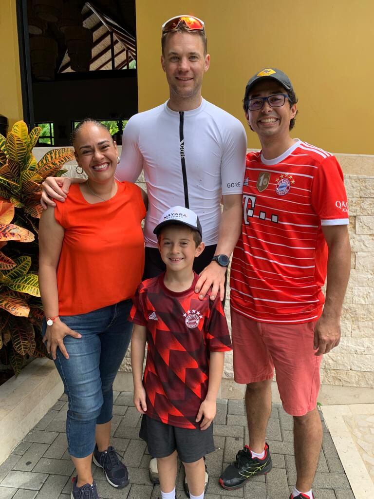 Nicolás Jiménez orgulloso con sus padres Daniel Jiménez y Evelyn Morales, y su ídolo Manuel Neuer. 