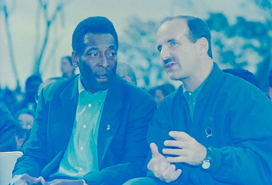 En 1997, el mismísimo Pelé visitó Costa Rica para participar de la inauguración de los Juegos Nacionales realizados en Desamparados. Compartió con el entonces presidente José María Figueres. Foto: Archivo Nacional