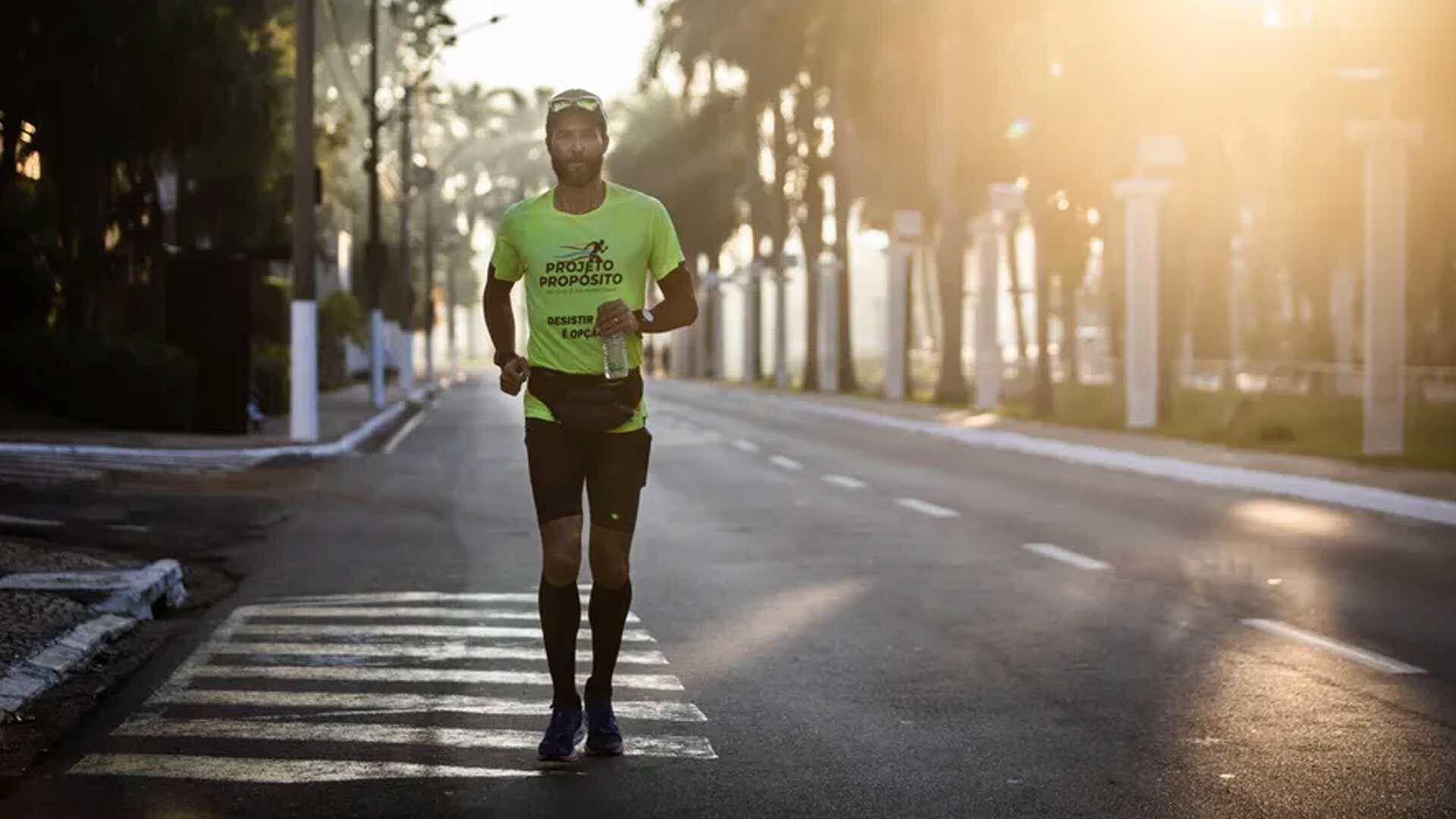 Hugo Farias, de 44 años, rompe el récord mundial al correr 366 maratones en un año y un día. Este logro ha sido incluido en el Guinness World Records tras ocho meses de análisis.