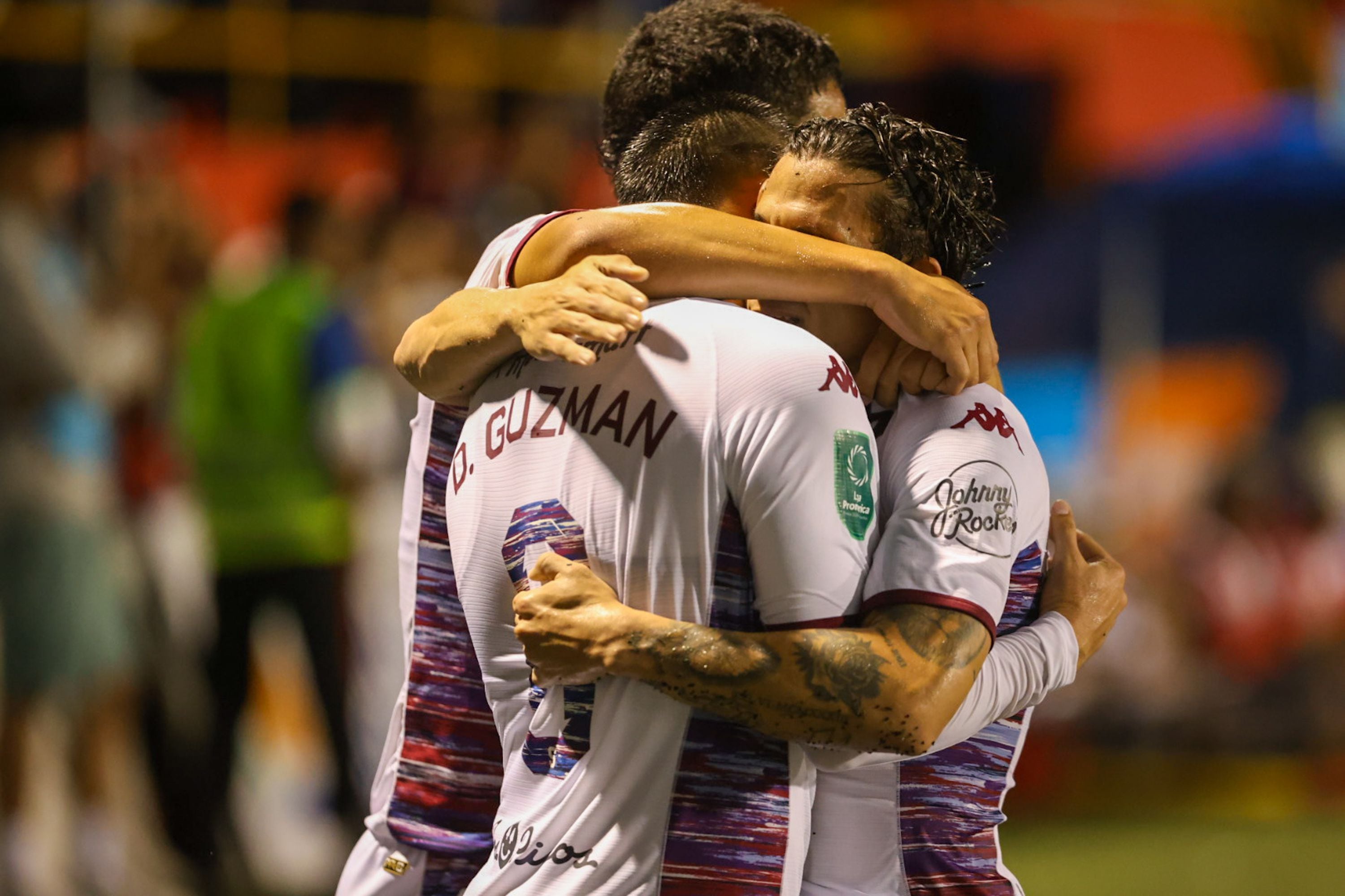 David Guzmán, volante del Deportivo Saprissa, es felicitado por sus compañeros tras marcar el gol de la victoria el jueves pasado contra San Carlos.