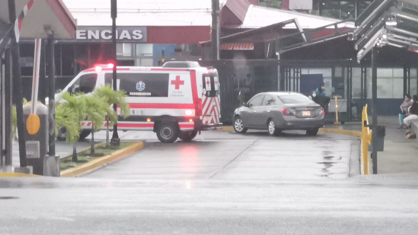 Sobre la persona que se trasladó en condición grave, fue llevada al Hospital Guápiles. Foto: Reiner Montero, corresponsal.