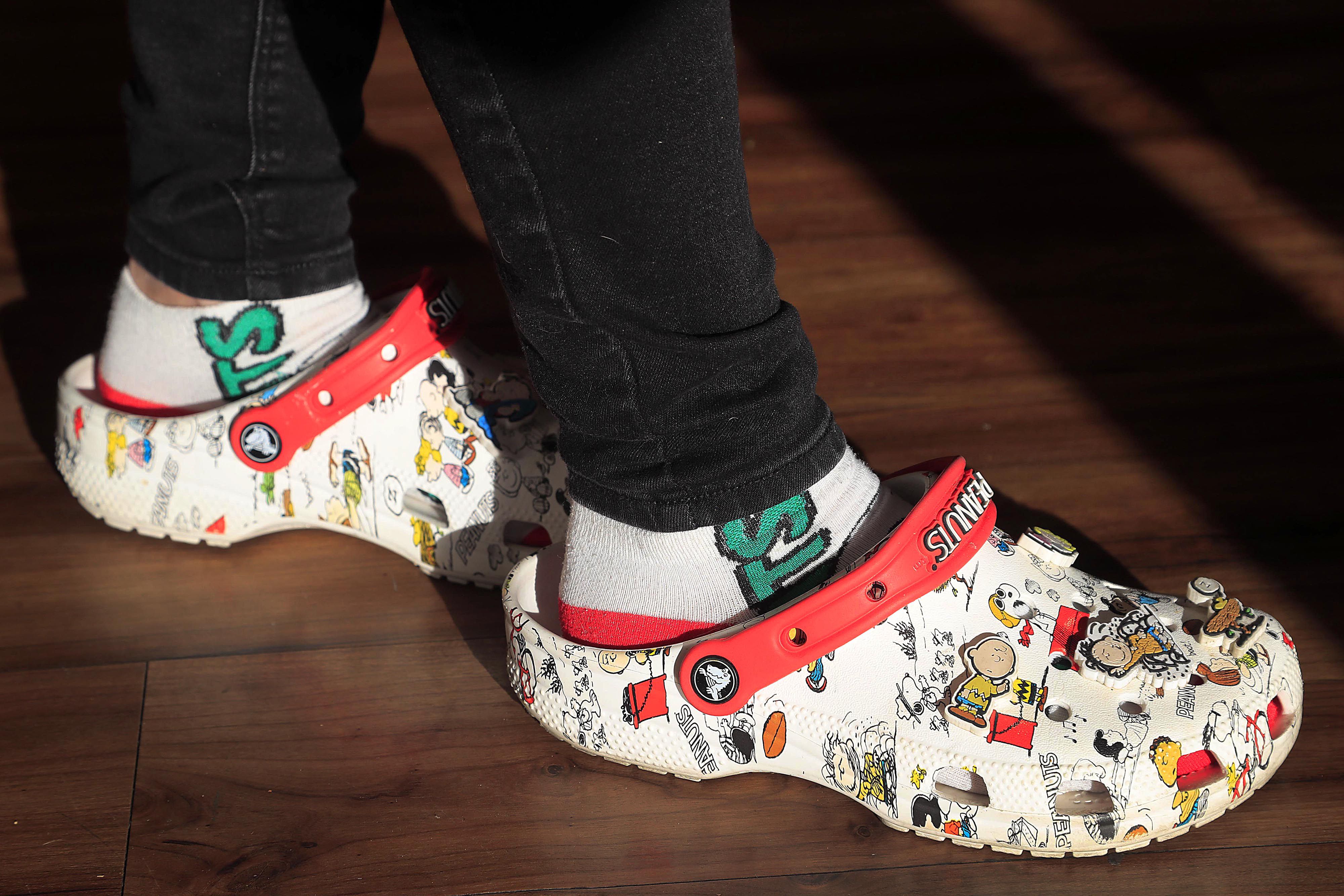 Doña Iliana está muy orgullosa con sus zapatos de Snoopy para trabajar. 