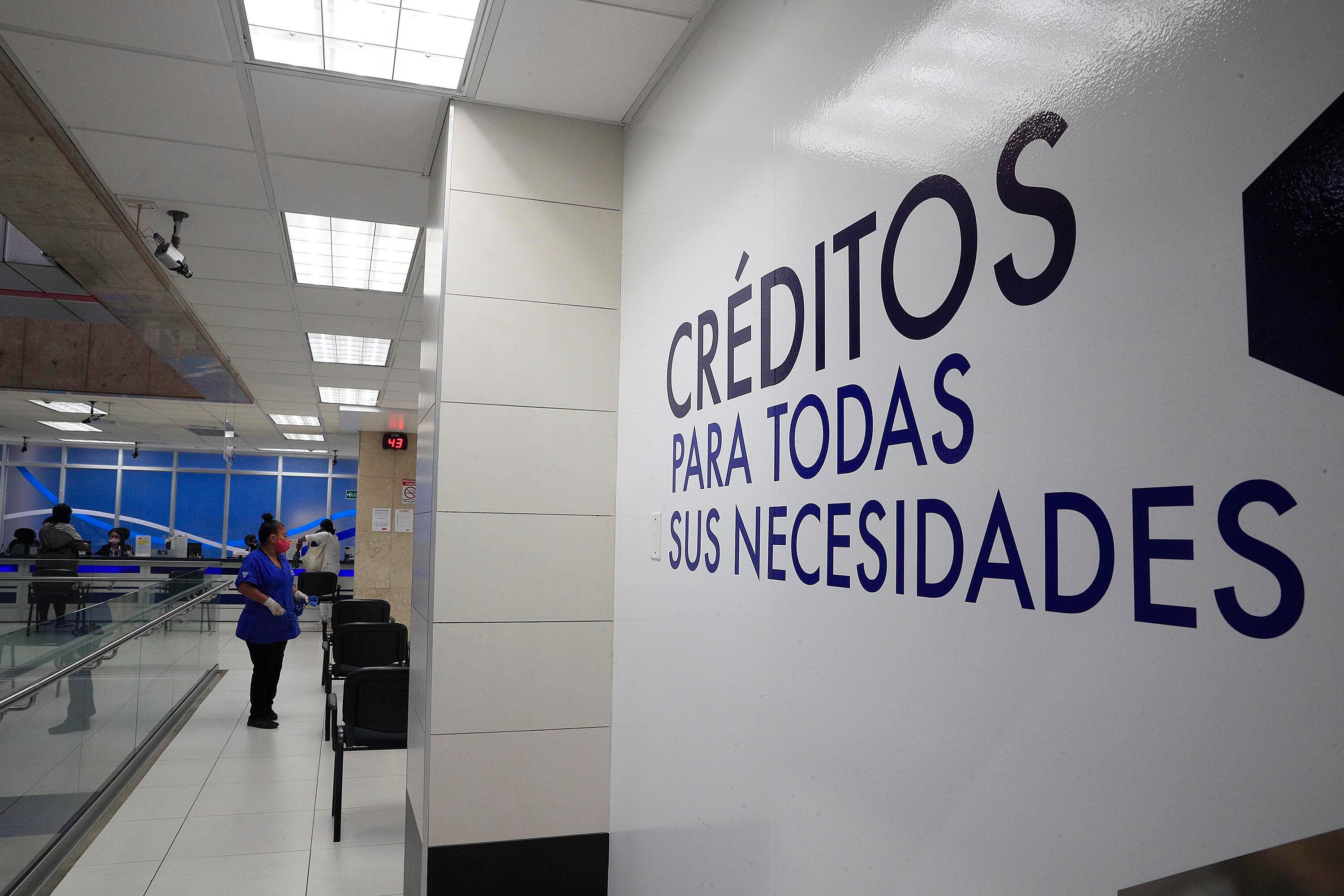 Los bancos ya cobran gastos y comisiones dentro de las tasas de interés de los créditos. Foto: Rafael Pacheco