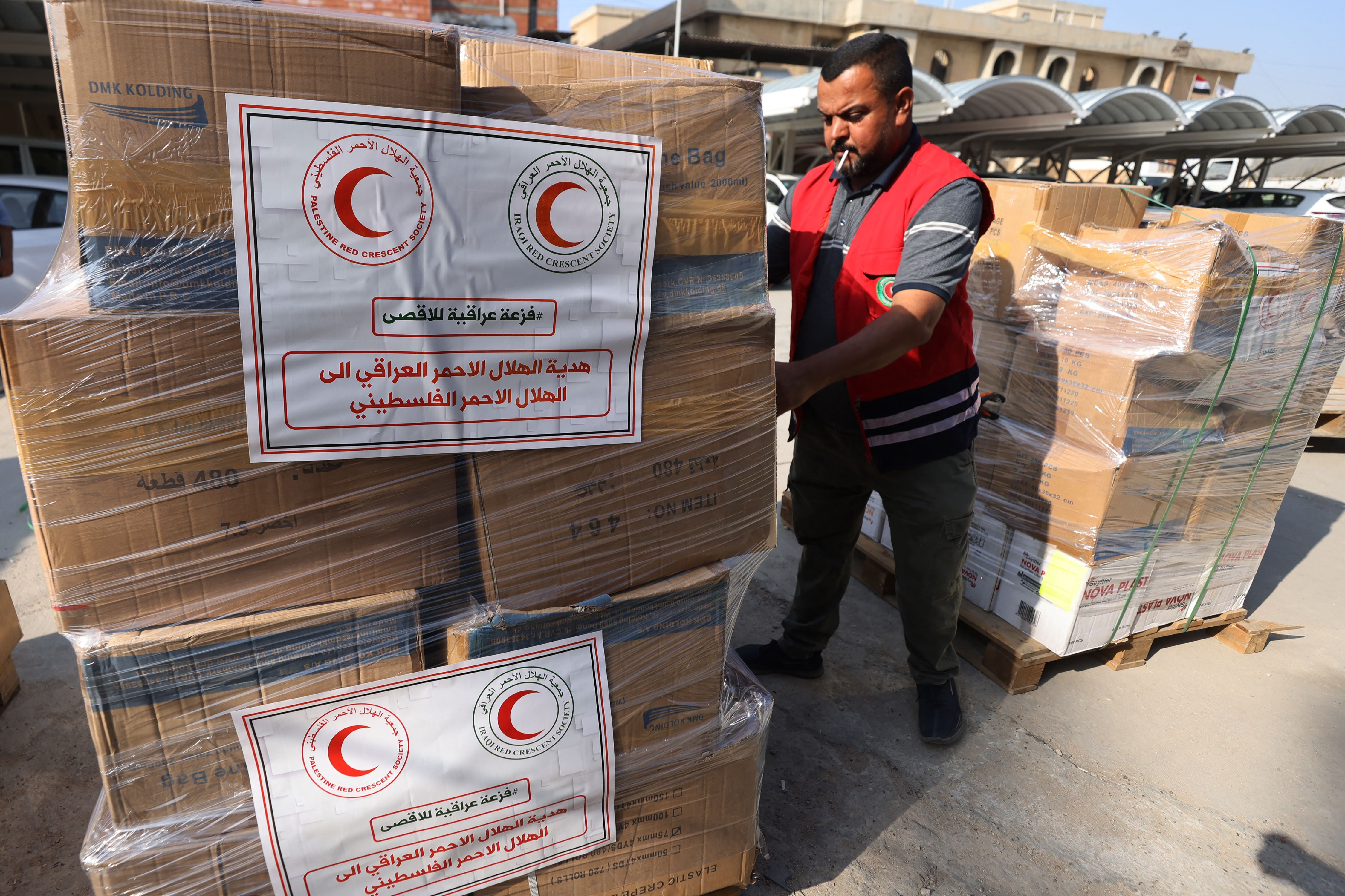 Empleados de la Sociedad de la Media Luna Roja Iraquí preparan cajas de ayuda humanitaria con destino a Egipto, que luego serán distribuidas a los palestinos en la Franja de Gaza, en la sede de la organización en Bagdad.