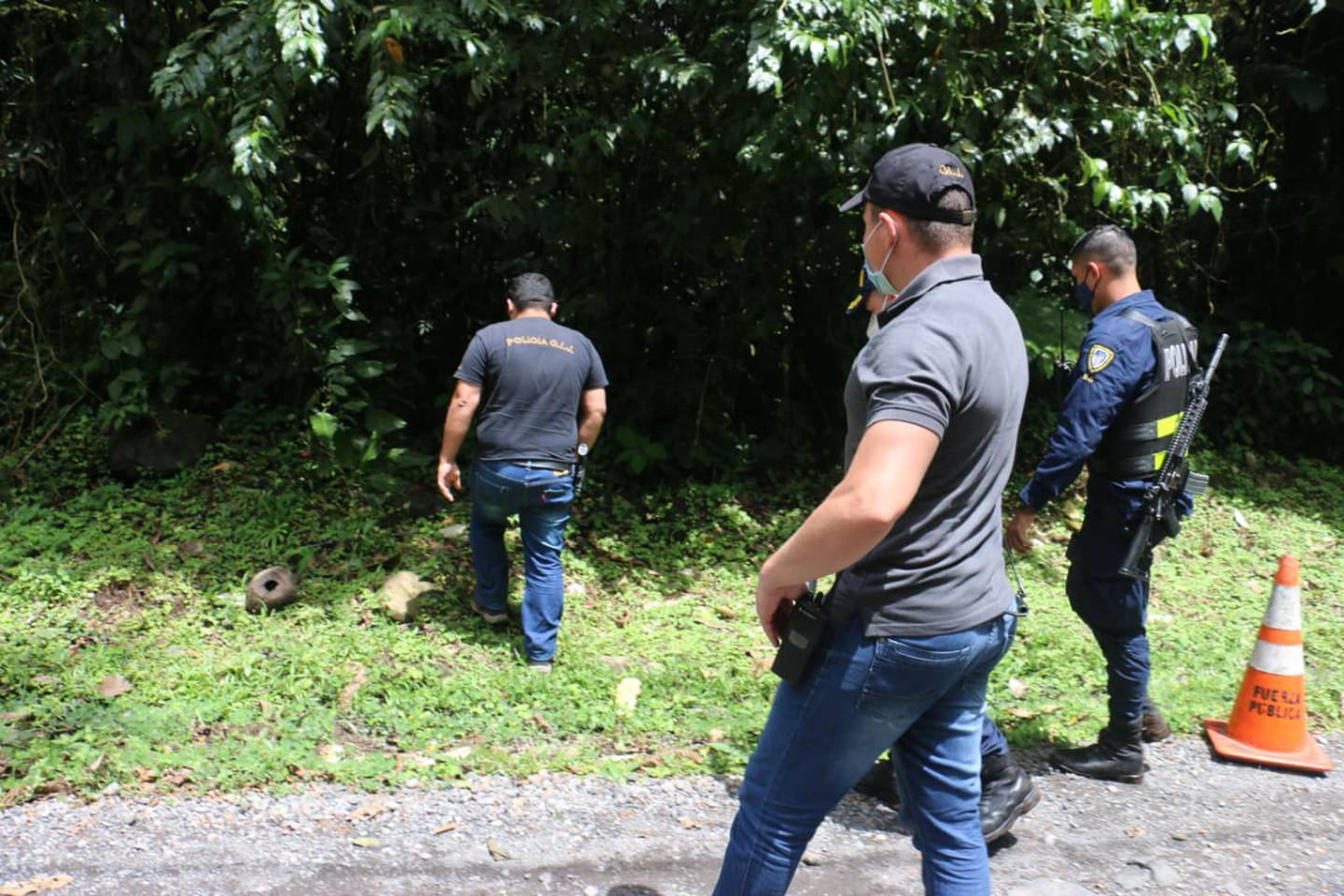 A media mañana los agentes del OIJ llegaron al sitio donde apareció la osamenta para recolectar los indicios que permitan aclarar el caso. Foto: Reiner Montero.