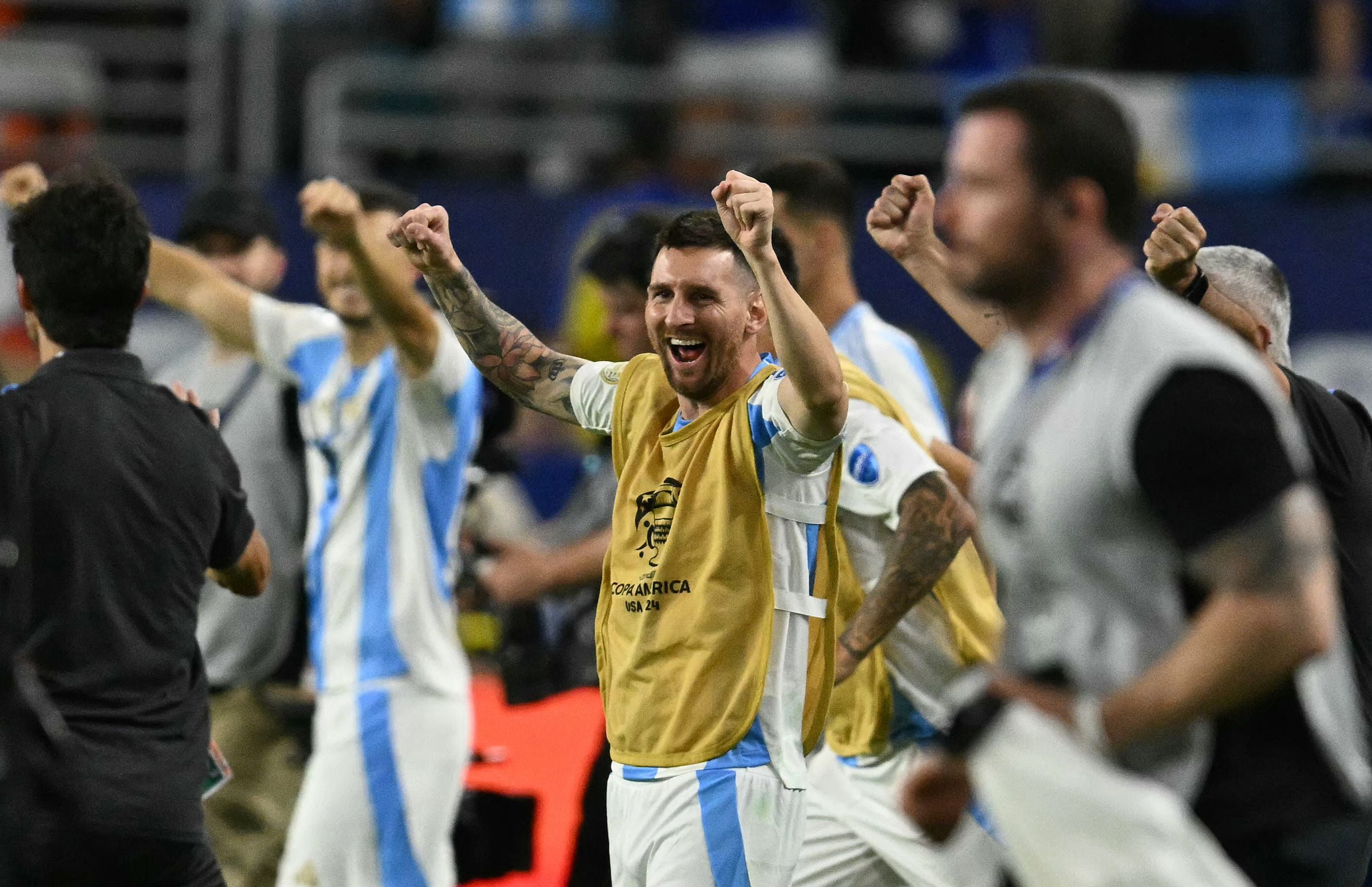 Lionel Messi festejó el título de Argentina en la Copa América desde el banquillo. El capitán no pudo saltar por su lesión en el tobillo derecho, pero sí celebró a lo grande. 