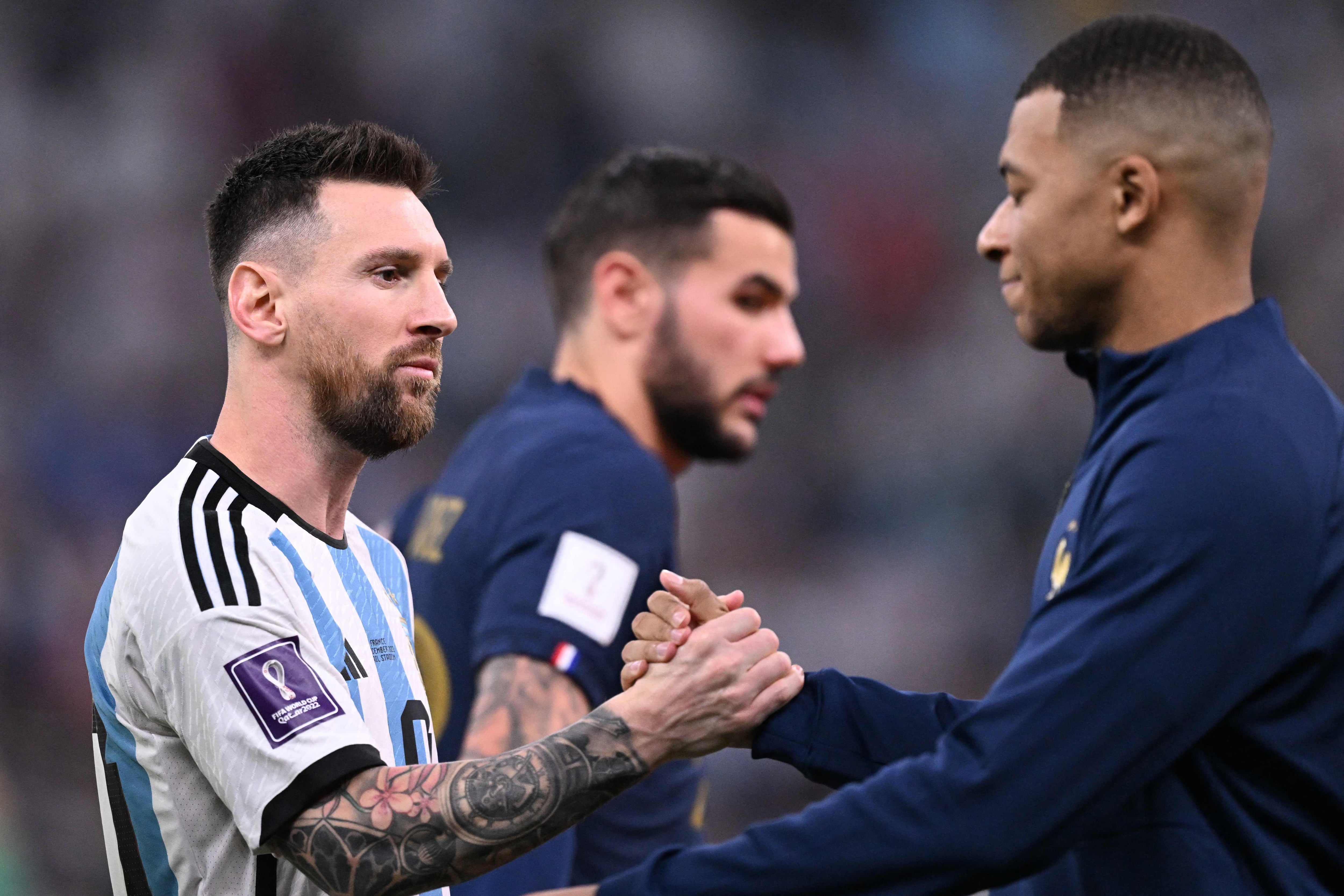 El delantero número 10 de Argentina, Lionel Messi (L), le da la mano al delantero número 10 de Francia, Kylian Mbappe, antes del inicio del partido de fútbol de la final de la Copa Mundial Qatar 2022 entre Argentina y Francia en el Estadio Lusail en Lusail, al norte de Doha, el 18 de diciembre de 2022. 