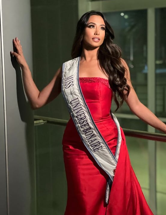  Bonaire regresa a Miss Universo después de 25 años de no participar, esta vez lo hará representado por Ruby Pouchet, de 29 años.