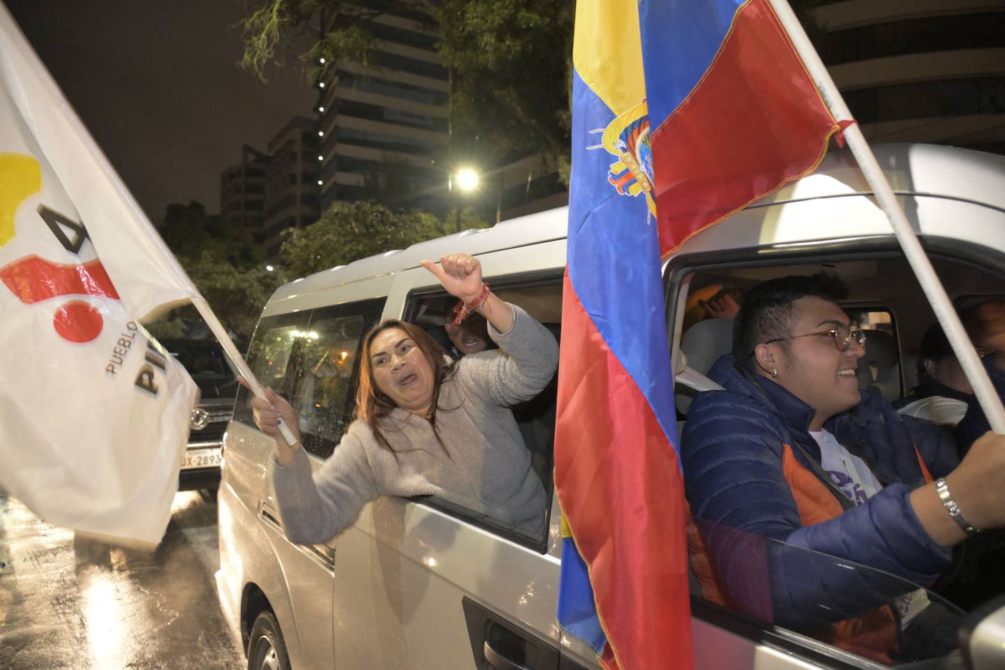 Los partidarios del candidato presidencial de Ecuador por el Partido Acción Democrática Nacional, Daniel Noboa, celebran los resultados
