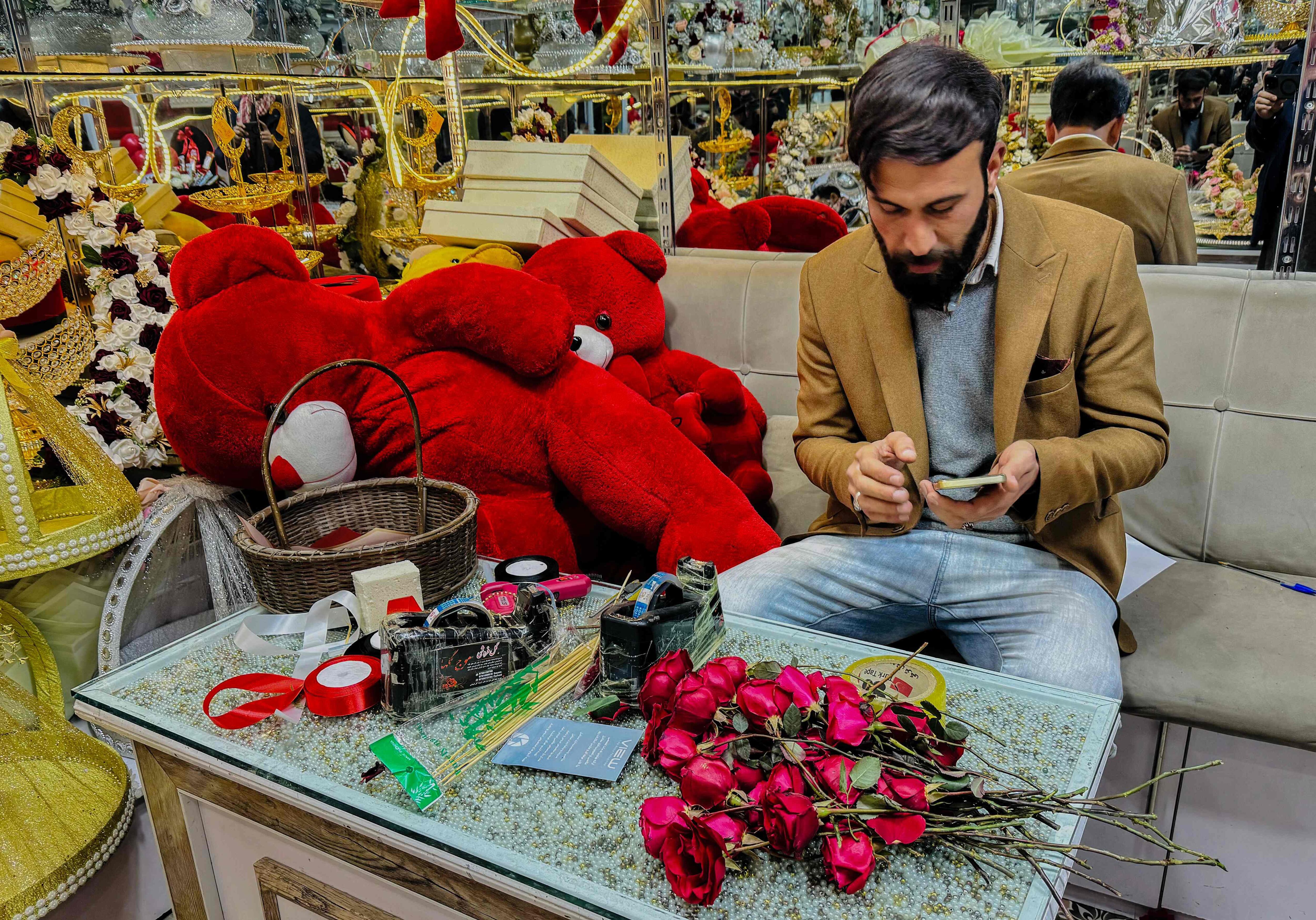 Este vendedor en Afganistán ofrece diferentes productos para este día especial. Peluches, rosas y globos son los artículos más buscados en esta fecha.




