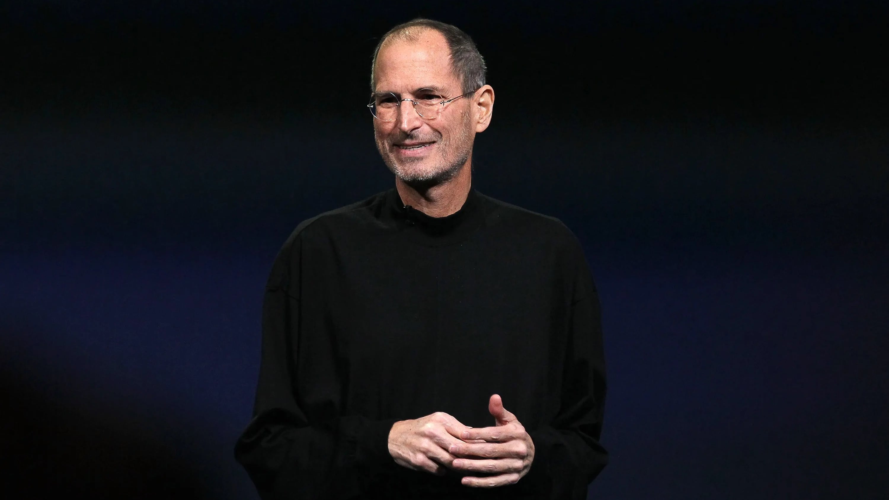 A Peso Pluma se le olvidó que Steve Jobs está muerto y le pidió una batería para su iPad durante una entrevista, desatando reacciones en redes sociales.