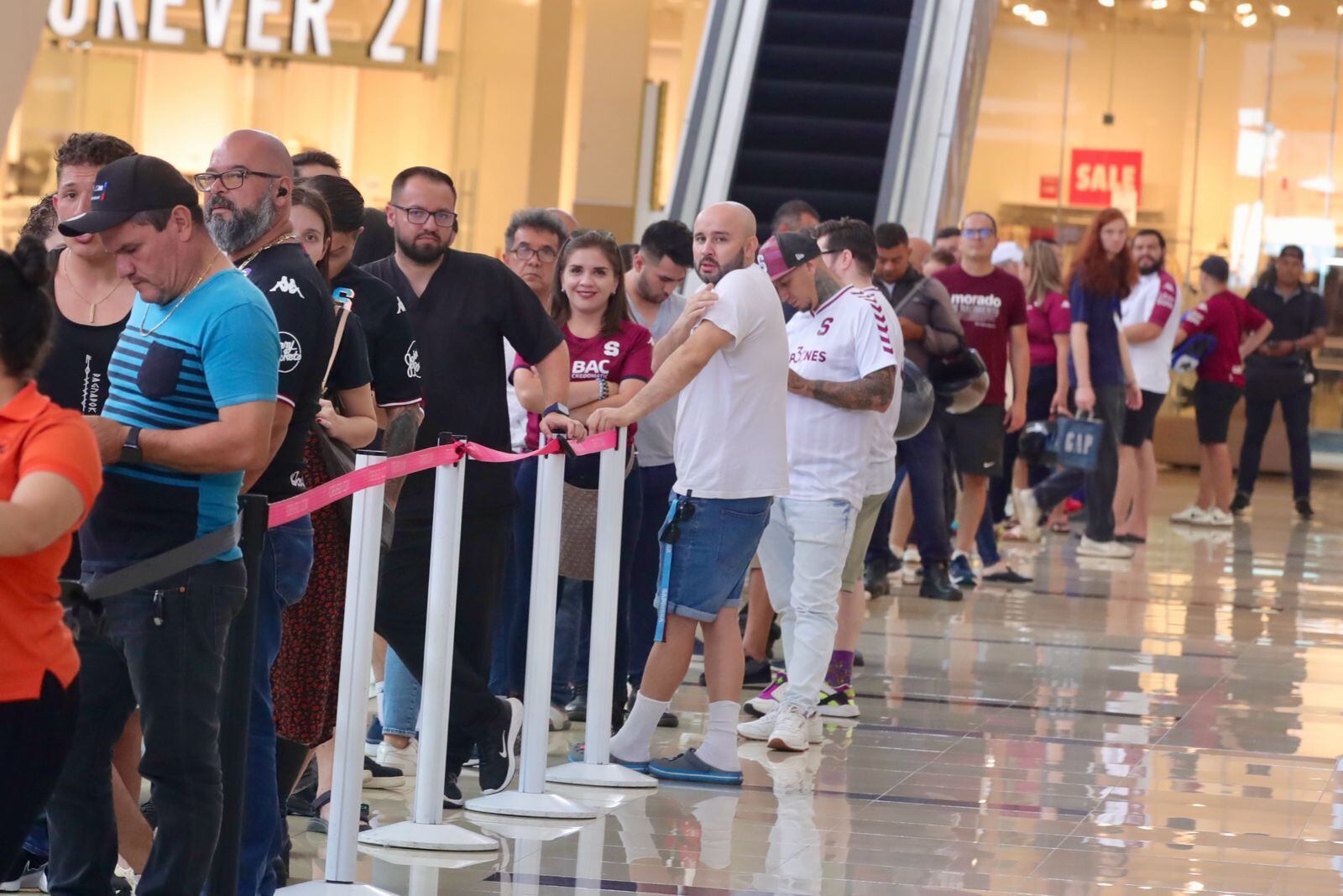 Los aficionados llegaron al Mall Lincoln Plaza en Moravia y antes de que abrieran la tienda de Saprissa, hicieron fila para poder comprar la camiseta del tetracampeoanto. (Foto Alonso Tenorio).