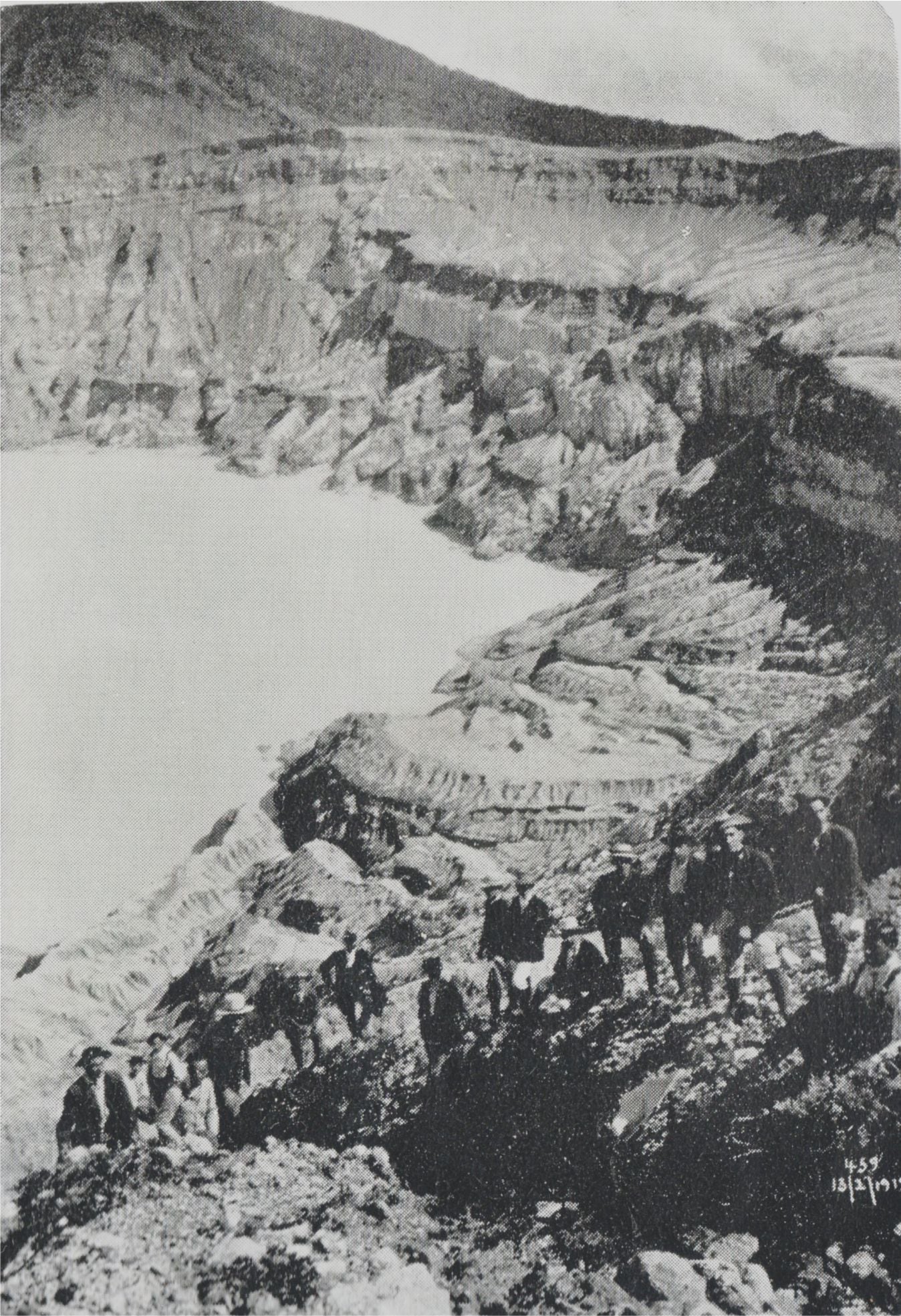 Esta reproducción de una foto de 1918  permite observar un grupo de personas dentro del cráter activo del volcán Poás: Foto: Tomada del Boletín de Fomento, suministrada por Mauricio Mora/RSN.