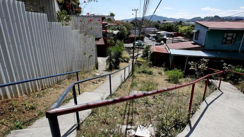 Los enfrentamientos entre pandillas en barrio La Gloria, en Zapote, han sido frecuentes en las últimas semanas. Uno de ellos generó la bala perdida que hirió a un pequeño de ocho años. Foto: John Durán