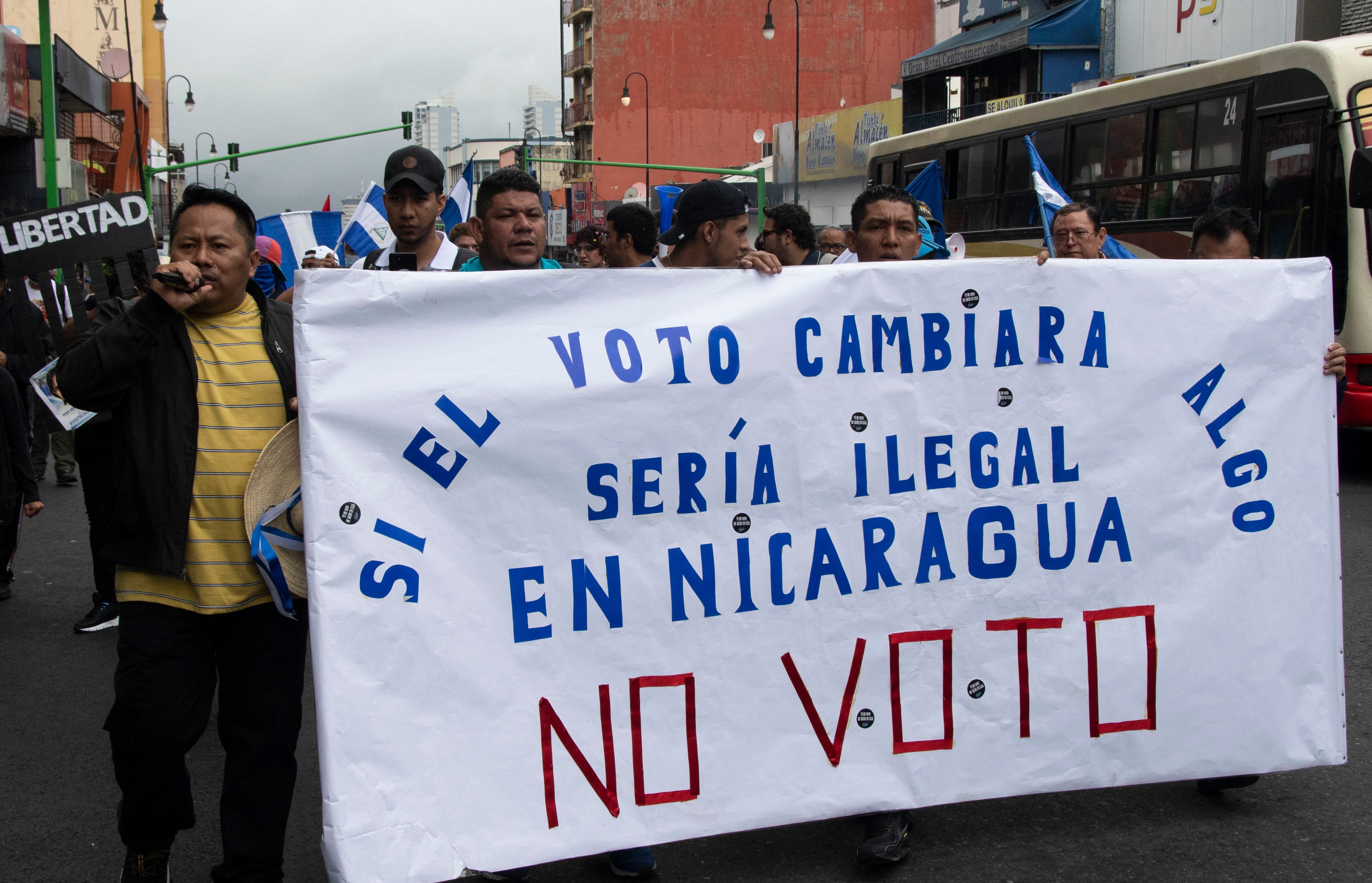 Nicaragüenses opuestos al Gobierno del presidente Daniel Ortega marchan en Costa Rica exigiendo la liberación de los presos políticos y en contra de las elecciones municipales.