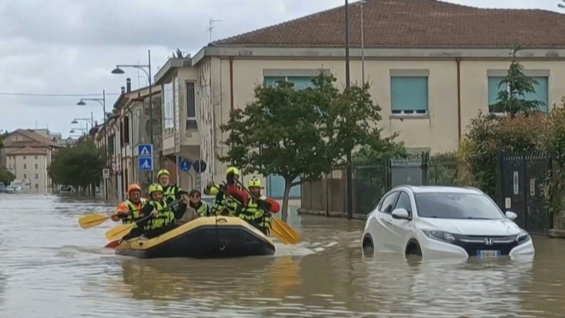 Las autoridades informaron que debido a las intensas lluvias en las llanuras de Emilia-Romaña, aproximadamente 20 ríos se desbordaron de sus cauces. Foto: AFP.