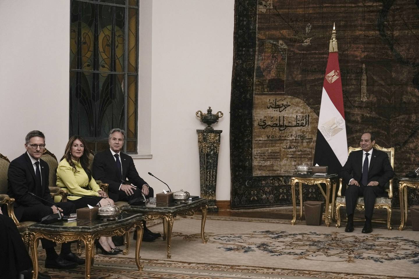 El secretario de Estado de Estados Unidos, Antony Blinken (3.o por la izquierda), se reúne con el presidente de Egipto, Abdel Fattah al-Sisi, en El Cairo, en su gira por la tregua en Gaza.