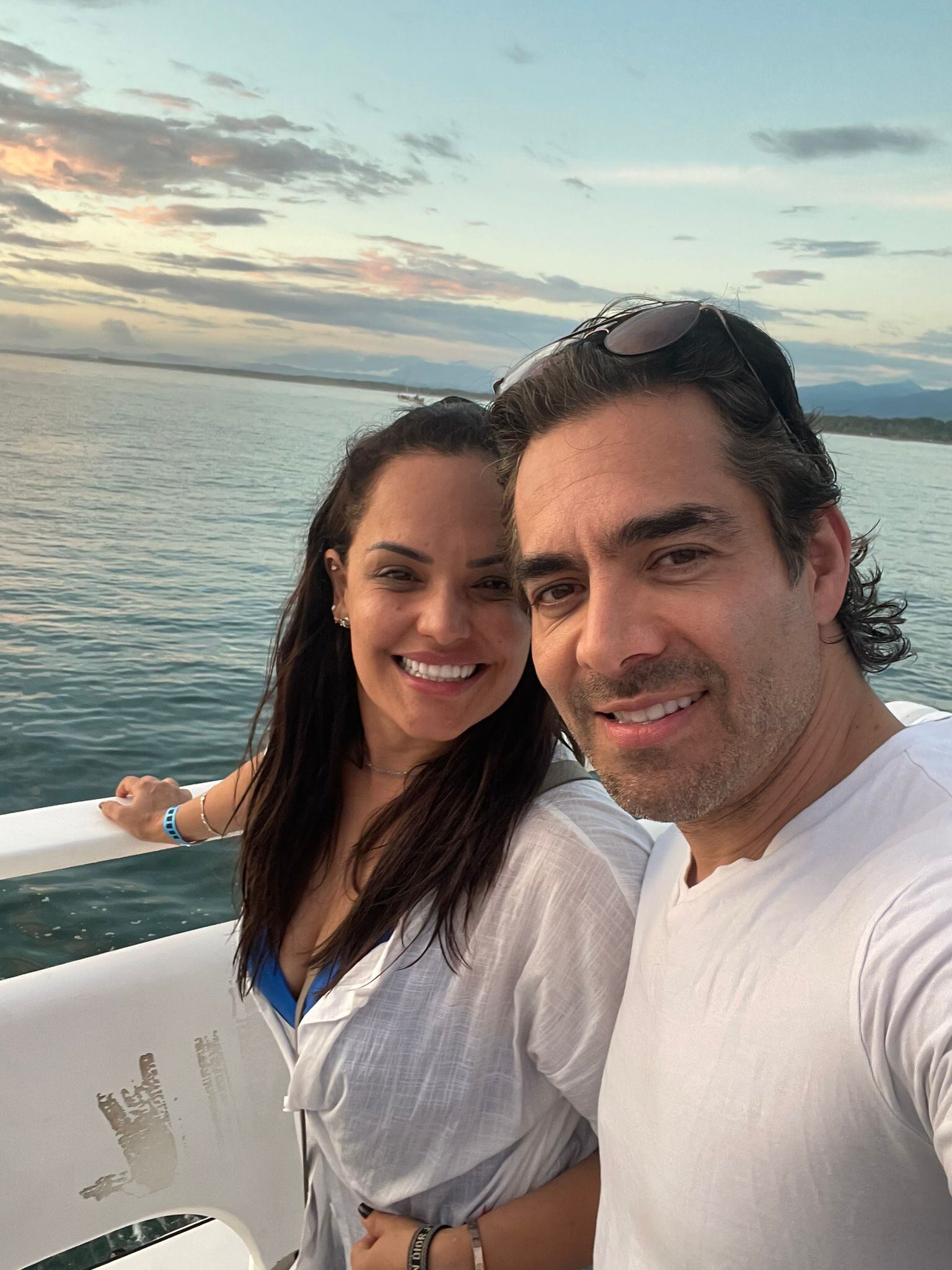 Omar Chaparro y su esposa Lucy se deleitaron con el atardecer costarricense a bordo de un catamarán. Así iniciaron la cuenta regresiva para despedirse del 2022. Foto: ICT para LN