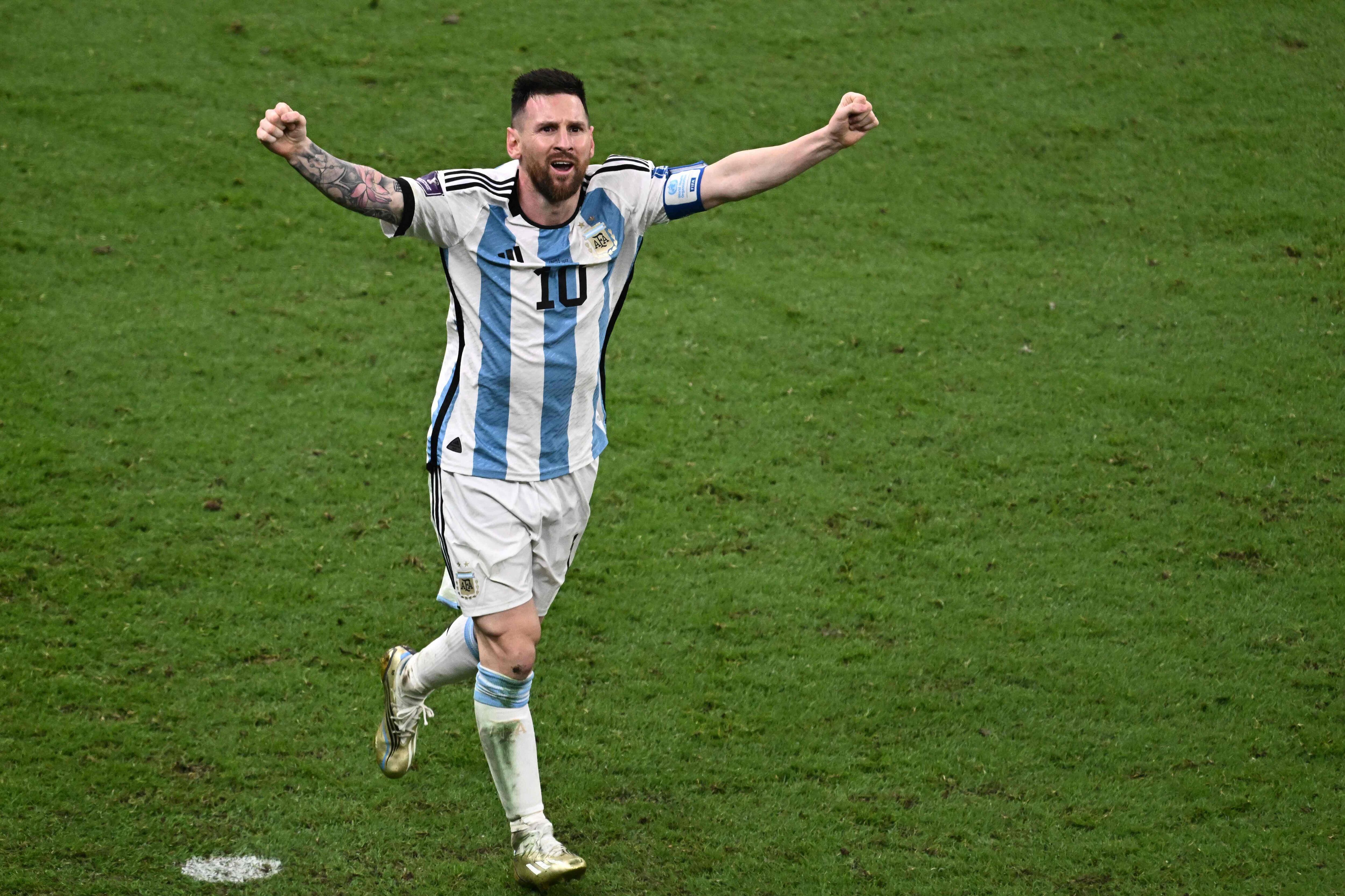 Con los brazos en alto, Lionel Messi festeja su segundo gol de la final ante Francia.