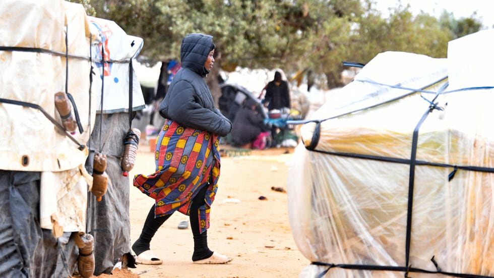 Según ACNUR, muchos de los migrantes que llegan a los campamentos de refugiados cuentan que vieron cuerpos de personas durante el camino. Foto: Fethi Belaid/AFP/Archivos