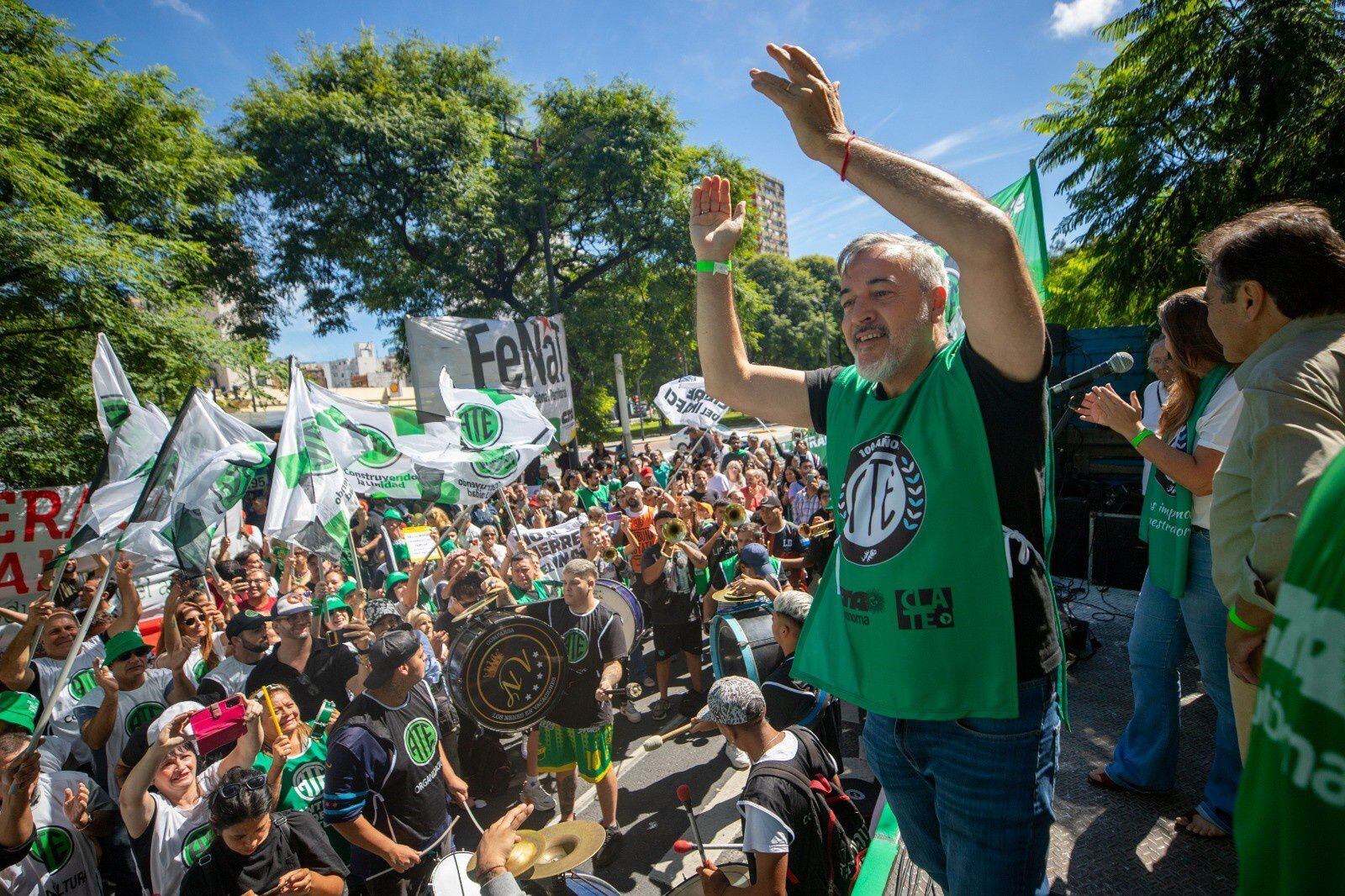 La Asociación Trabajadores del Estado (ATE), el mayor sindicato de trabajadores del sector público en Argentina, mantiene una posición crítica contra la administración del presidente Javier Milei por las decisiones de recortar empleos en el sector público.