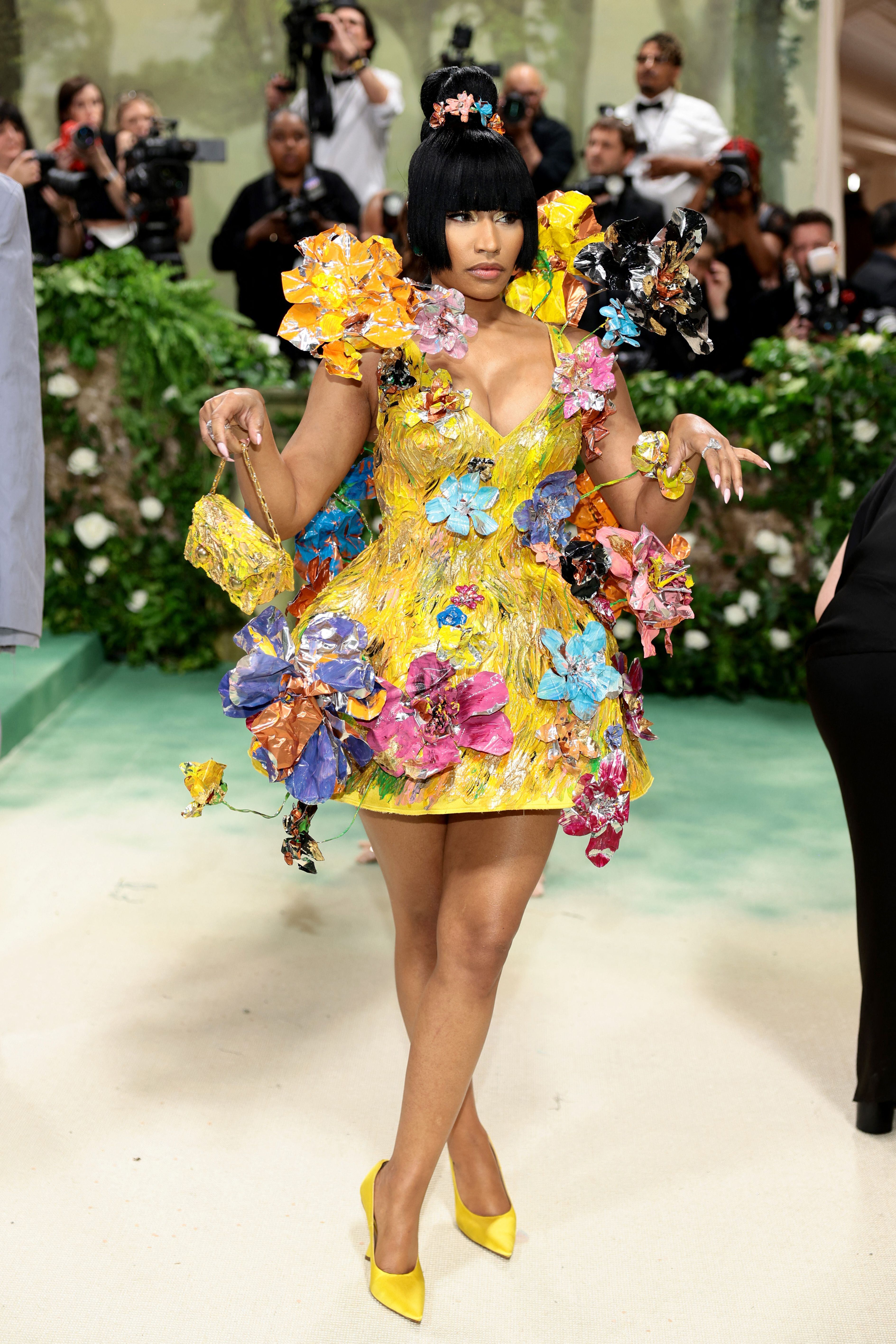 La cantante y rapera estadounidense Nicki Minaj fue elogiada en redes por utilizar un vestido amarillo cubierto de flores metálicas en 3D. Vogue describió su atuendo como una 