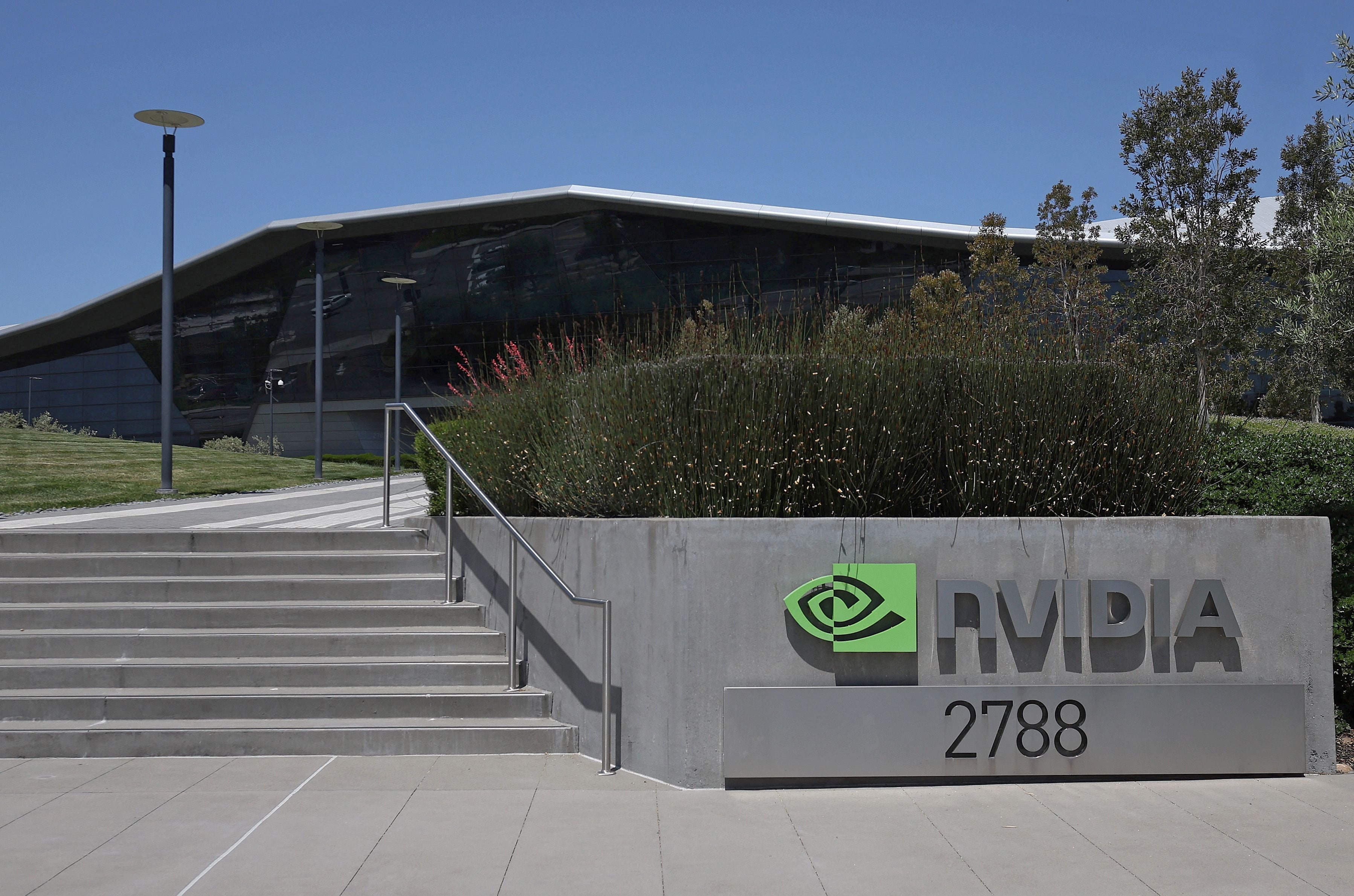 Nvidia se adelantó a otras empresas de tecnología el 18 de junio de 2024 y se convirtió en la empresa que cotiza en bolsa más valiosa del mundo, en la última señal del poder de la inteligencia artificial. En la fotografía: la sede de Nvidia el 21 de mayo de 2024 en Santa Clara, California. 