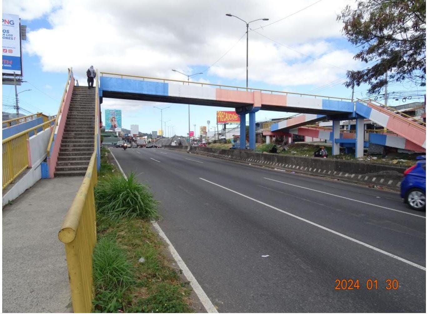 El puente peatonal de la 15 de Setiembre se encontraba en riesgo desde julio del año pasado, luego de ser colisionado. Foto: Informe Lanamme.