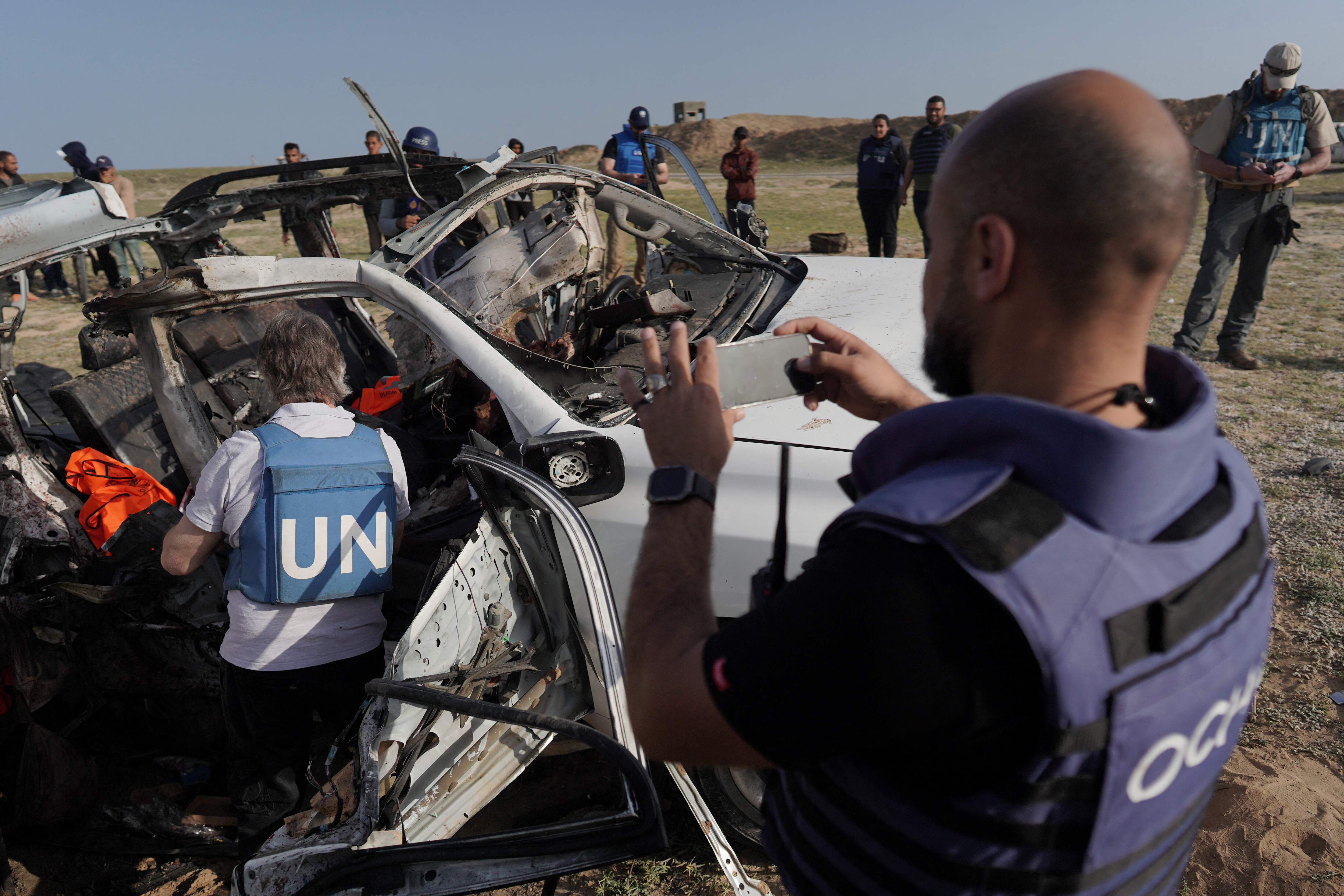 El ataque con misiles sufrido por siete trabajadores humanitarios en Gaza generó una fuerte condena internacional. Oficiales de la ONU inspeccionaron los restos de los vehículos que ocupaban las víctimas. Foto: